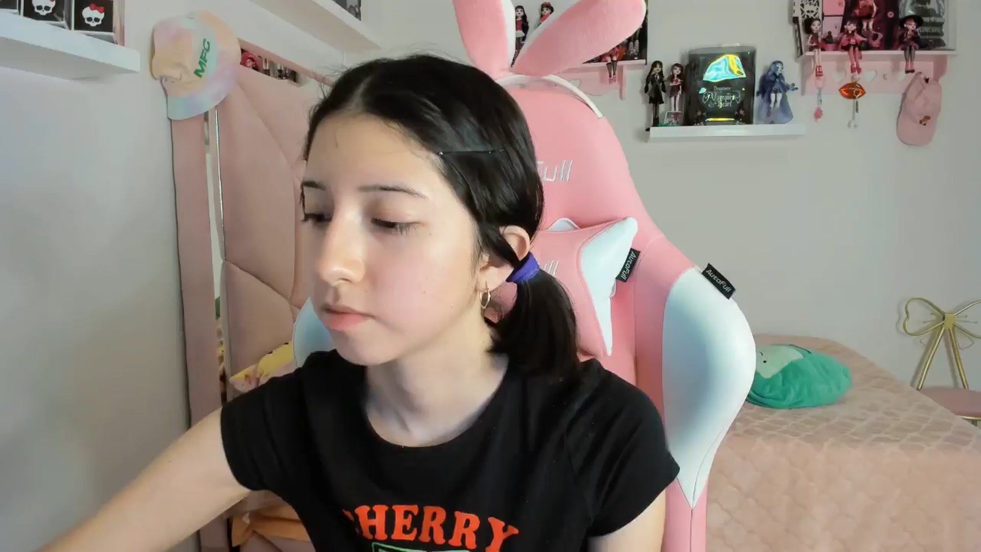 Gallery image thumbnail from Cherrycute666's myfreecams stream on, 11/08/2024, 08:42 image 3 of 20