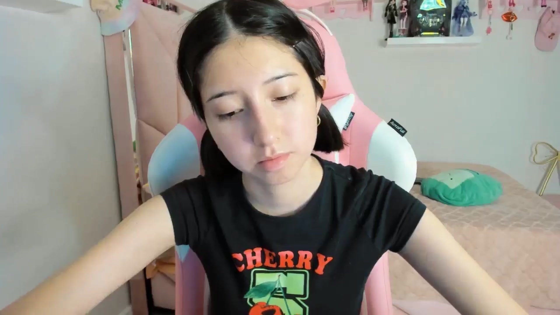 Gallery image thumbnail from Cherrycute666's myfreecams stream on, 11/08/2024, 08:42 image 5 of 20