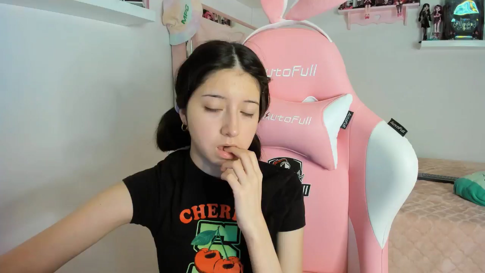 Gallery image thumbnail from Cherrycute666's myfreecams stream on, 11/08/2024, 10:21 image 3 of 20