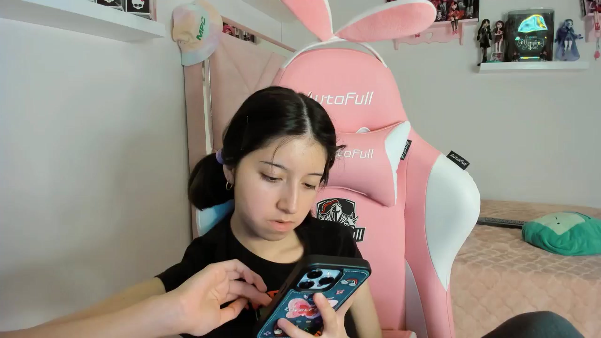 Gallery image thumbnail from Cherrycute666's myfreecams stream on, 11/08/2024, 10:21 image 12 of 20