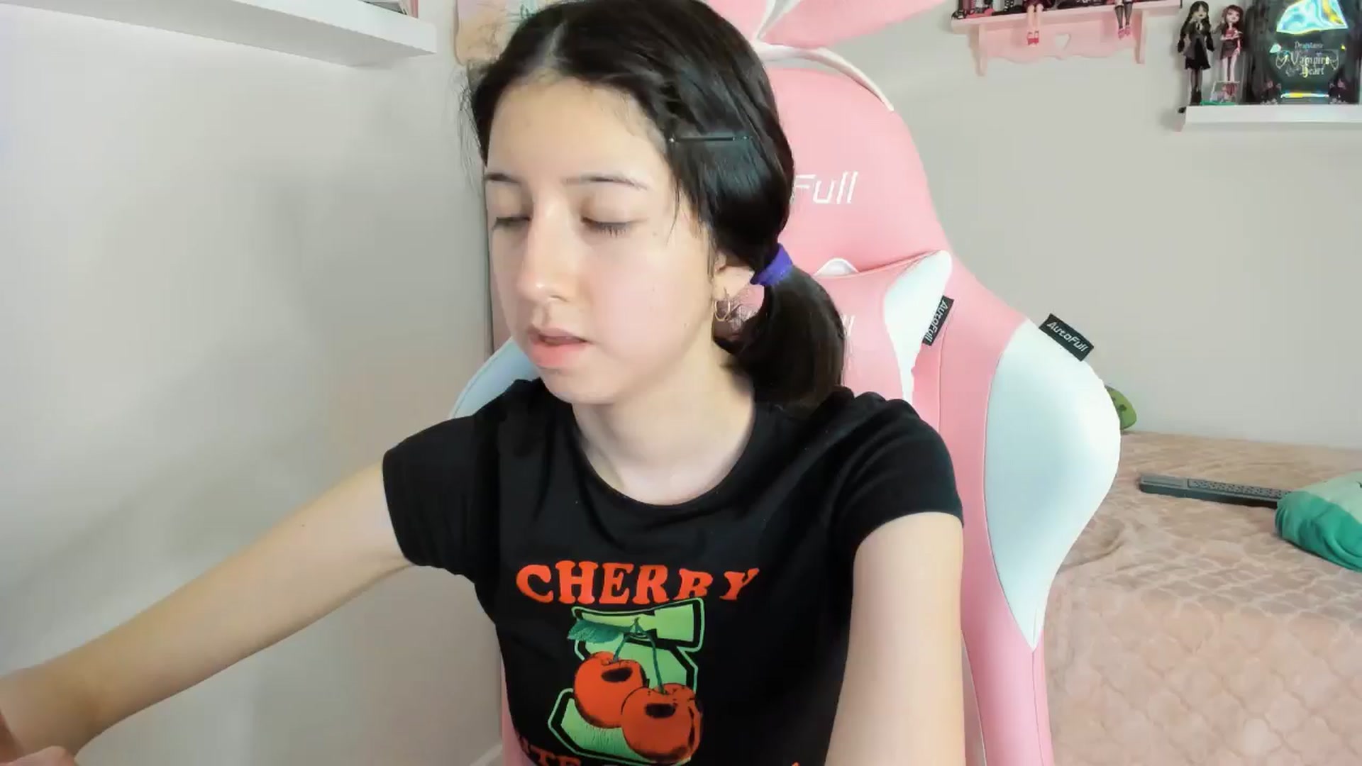 Gallery image thumbnail from Cherrycute666's myfreecams stream on, 11/08/2024, 10:21 image 6 of 20