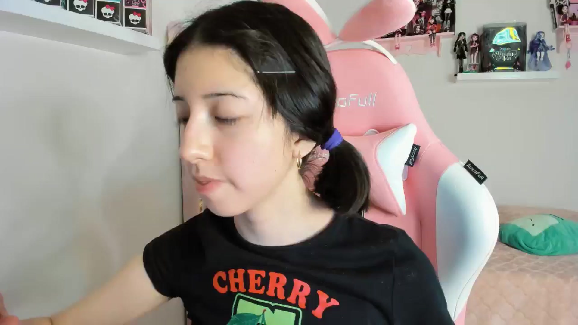 Gallery image thumbnail from Cherrycute666's myfreecams stream on, 11/08/2024, 10:21 image 18 of 20