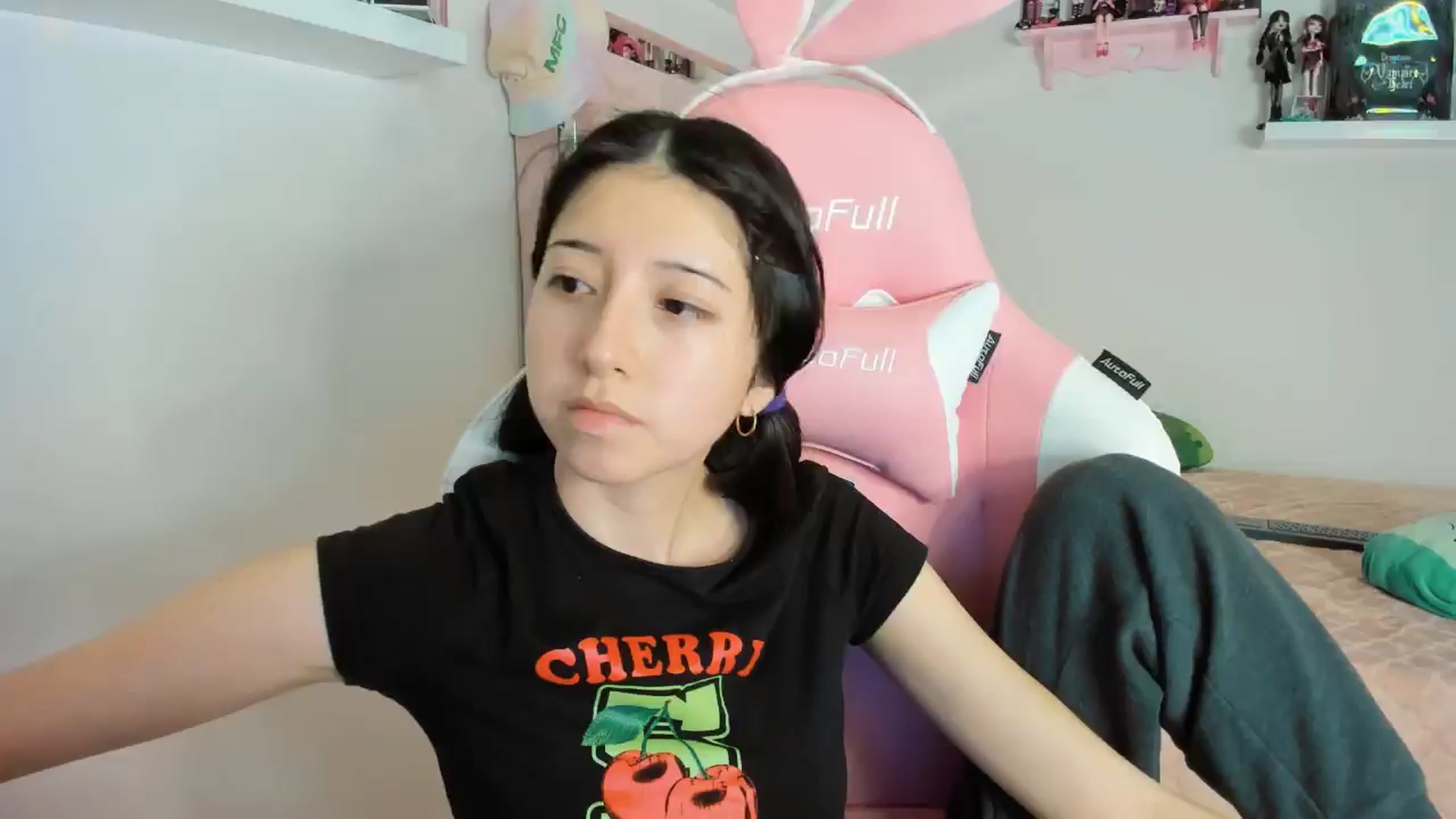 Gallery image thumbnail from Cherrycute666's myfreecams stream on, 11/08/2024, 10:21 image 2 of 20