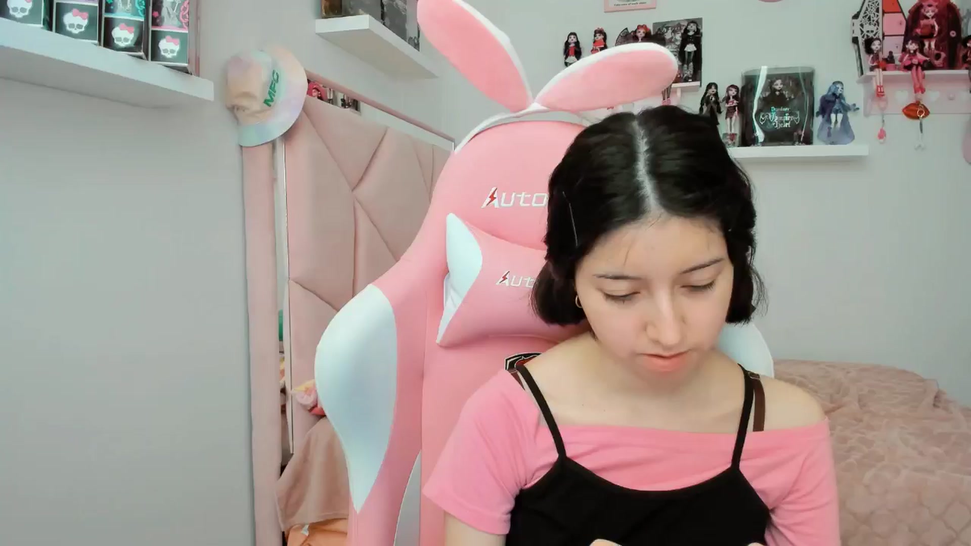 Gallery image thumbnail from Cherrycute666's myfreecams stream on, 11/08/2024, 22:36 image 16 of 20