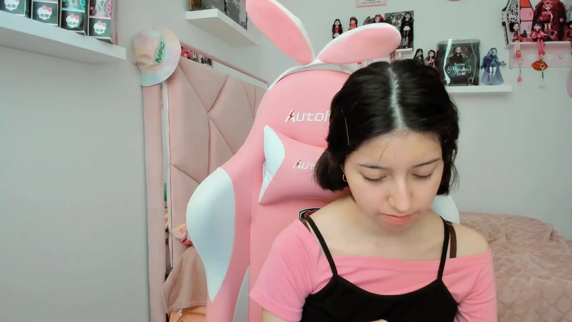 Gallery image thumbnail from Cherrycute666's myfreecams stream on, 11/08/2024, 22:36 image 15 of 20