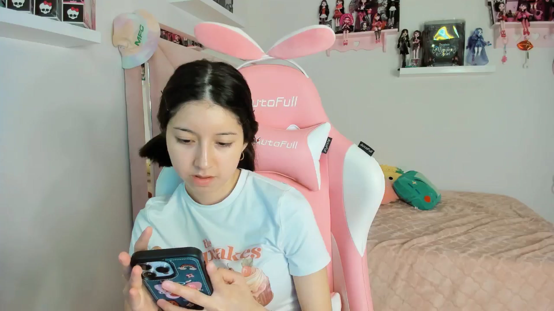 Gallery image thumbnail from Cherrycute666's myfreecams stream on, 11/10/2024, 03:32 image 5 of 20