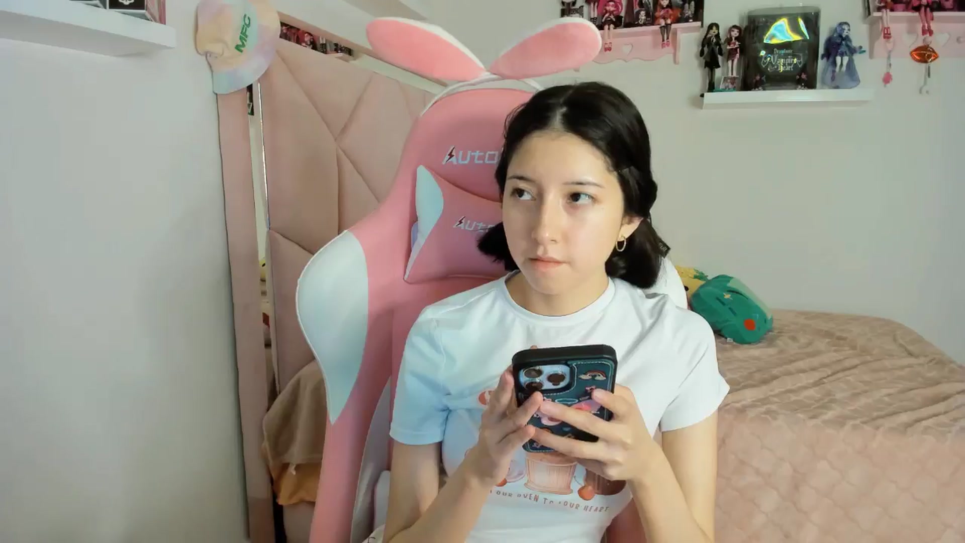 Gallery image thumbnail from Cherrycute666's myfreecams stream on, 11/10/2024, 03:32 image 17 of 20