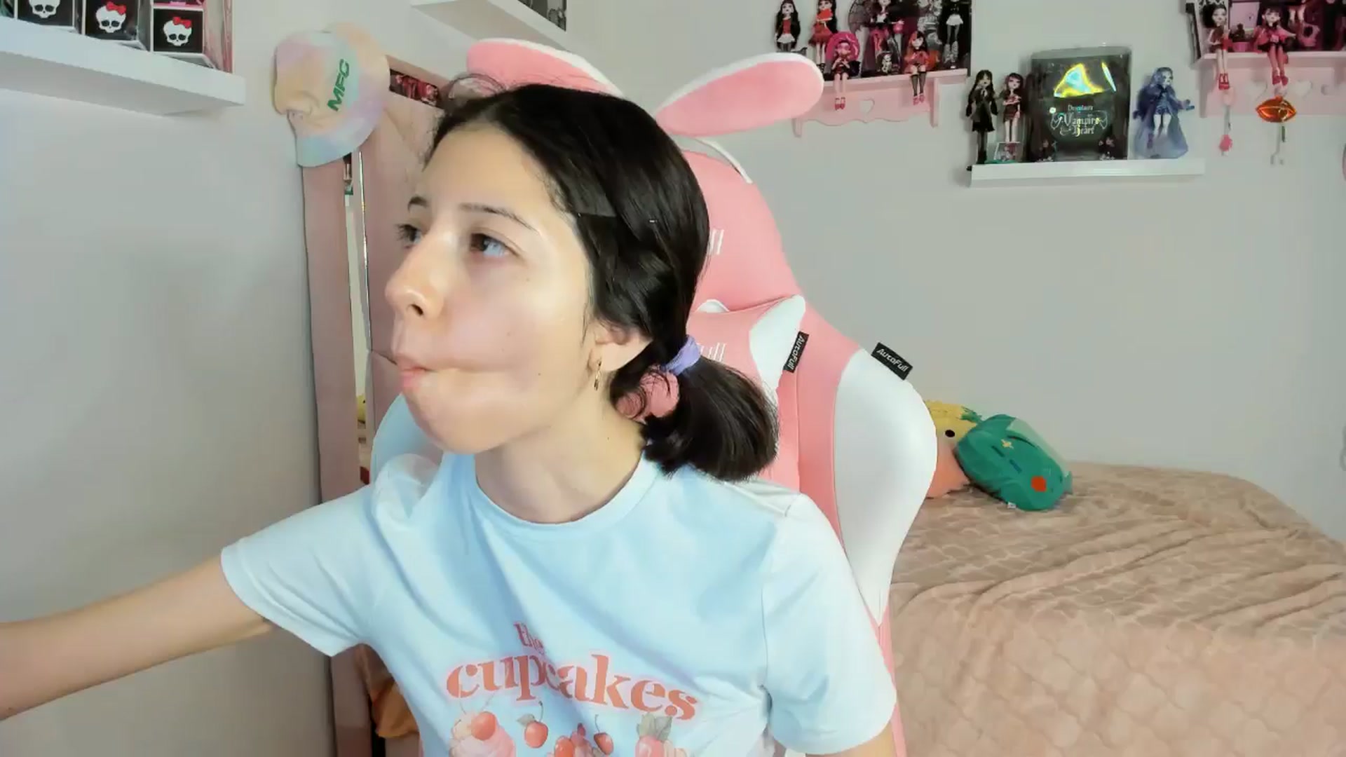 Gallery image thumbnail from Cherrycute666's myfreecams stream on, 11/10/2024, 03:32 image 6 of 20