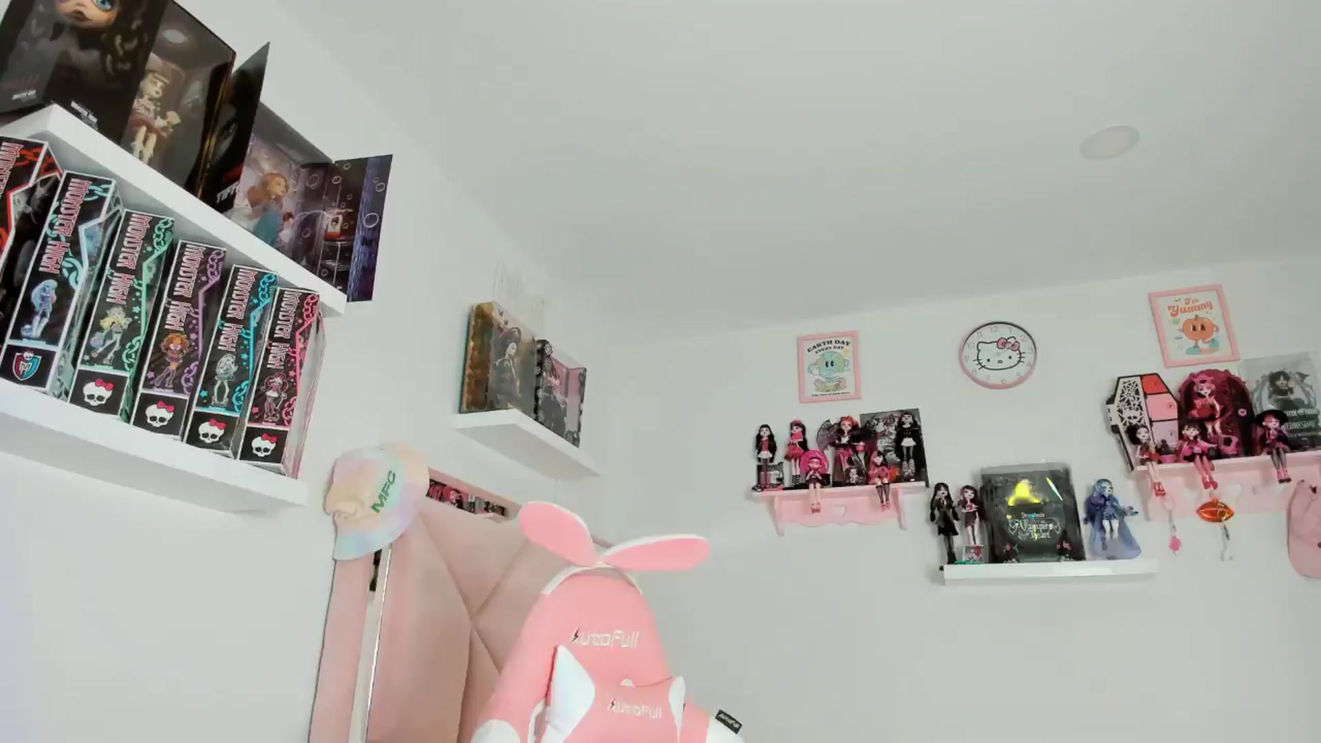 Gallery image thumbnail from Cherrycute666's myfreecams stream on, 11/10/2024, 03:32 image 2 of 20