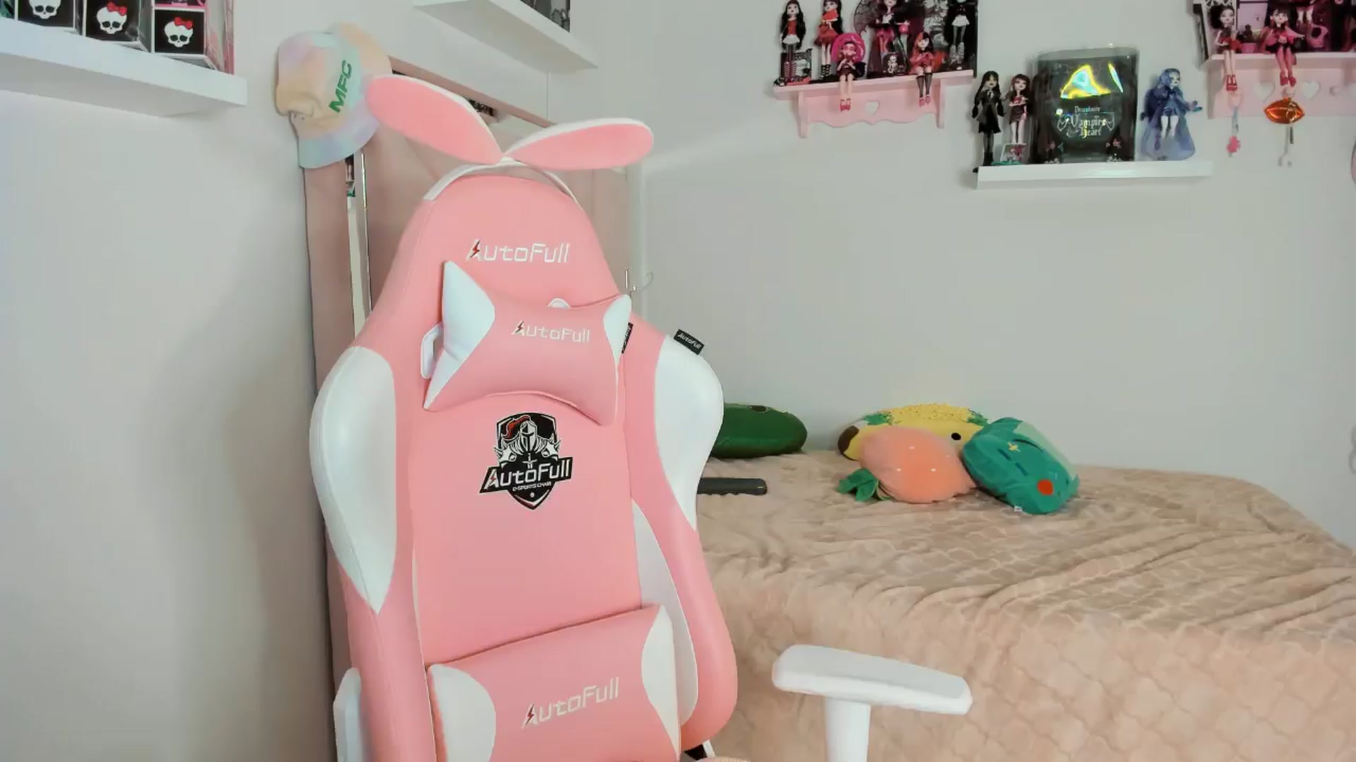 Gallery image thumbnail from Cherrycute666's myfreecams stream on, 11/10/2024, 03:32 image 12 of 20
