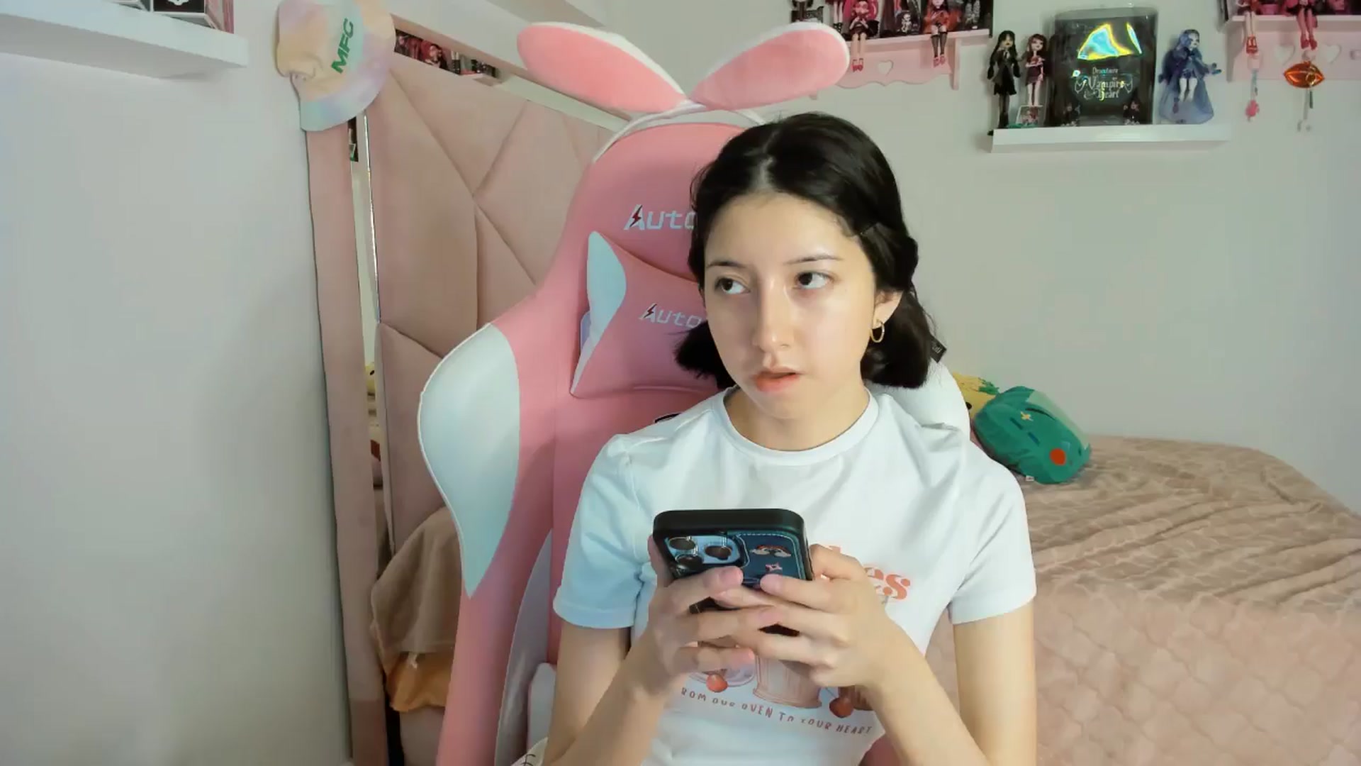 Gallery image thumbnail from Cherrycute666's myfreecams stream on, 11/10/2024, 03:32 image 18 of 20