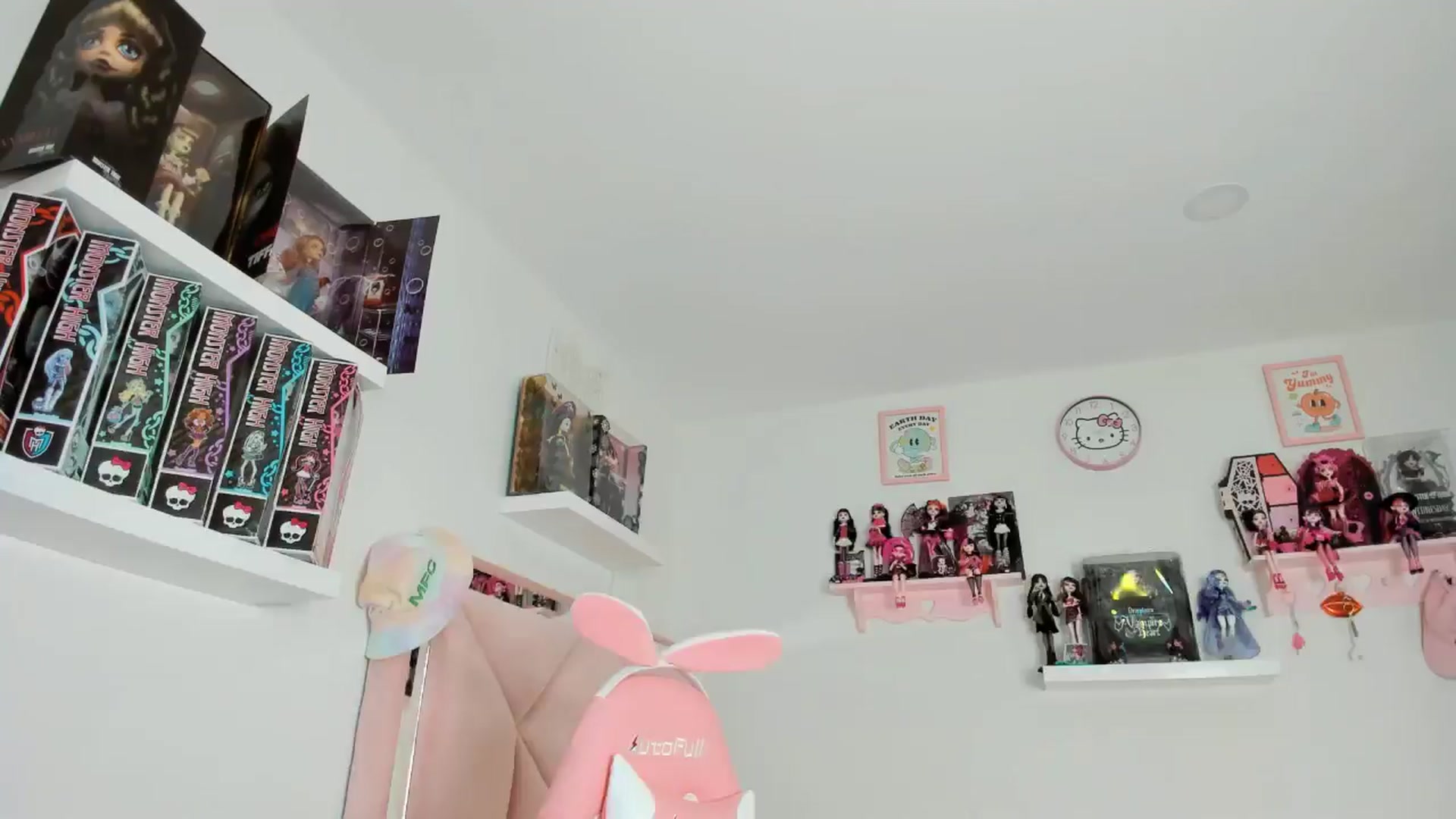 Gallery image thumbnail from Cherrycute666's myfreecams stream on, 11/10/2024, 03:32 image 4 of 20
