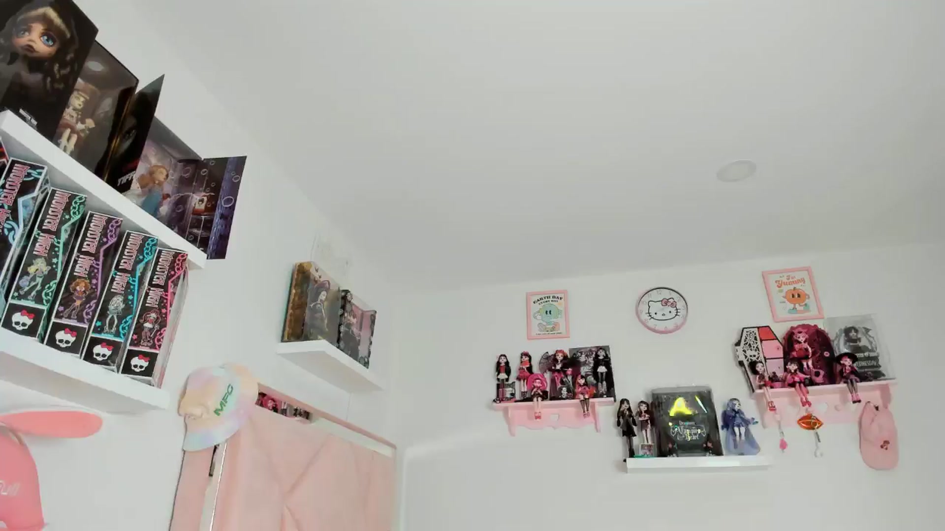 Gallery image thumbnail from Cherrycute666's myfreecams stream on, 11/10/2024, 05:47 image 4 of 20