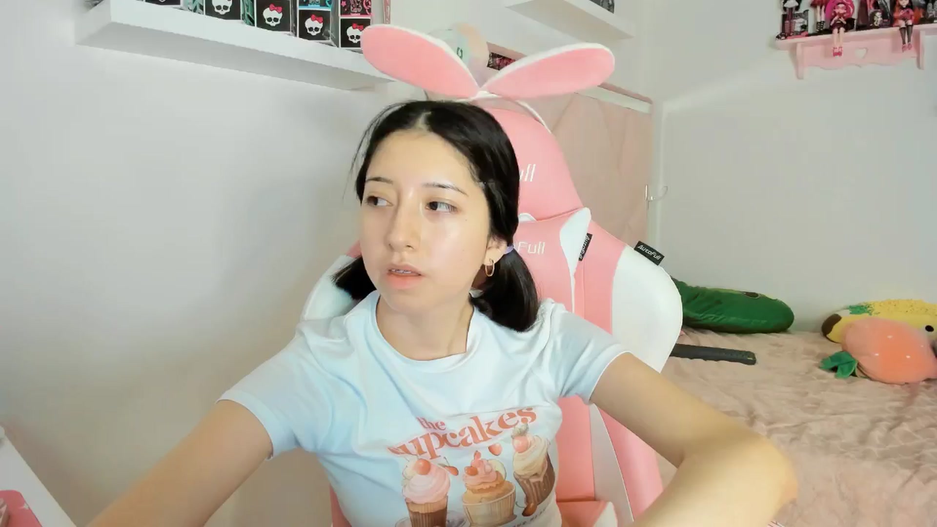 Gallery image thumbnail from Cherrycute666's myfreecams stream on, 11/10/2024, 07:11 image 3 of 20