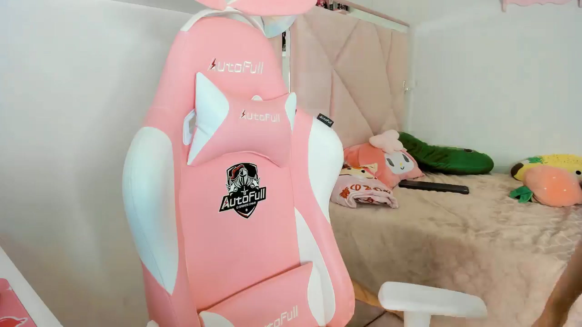 Gallery image thumbnail from Cherrycute666's myfreecams stream on, 11/10/2024, 07:11 image 7 of 20