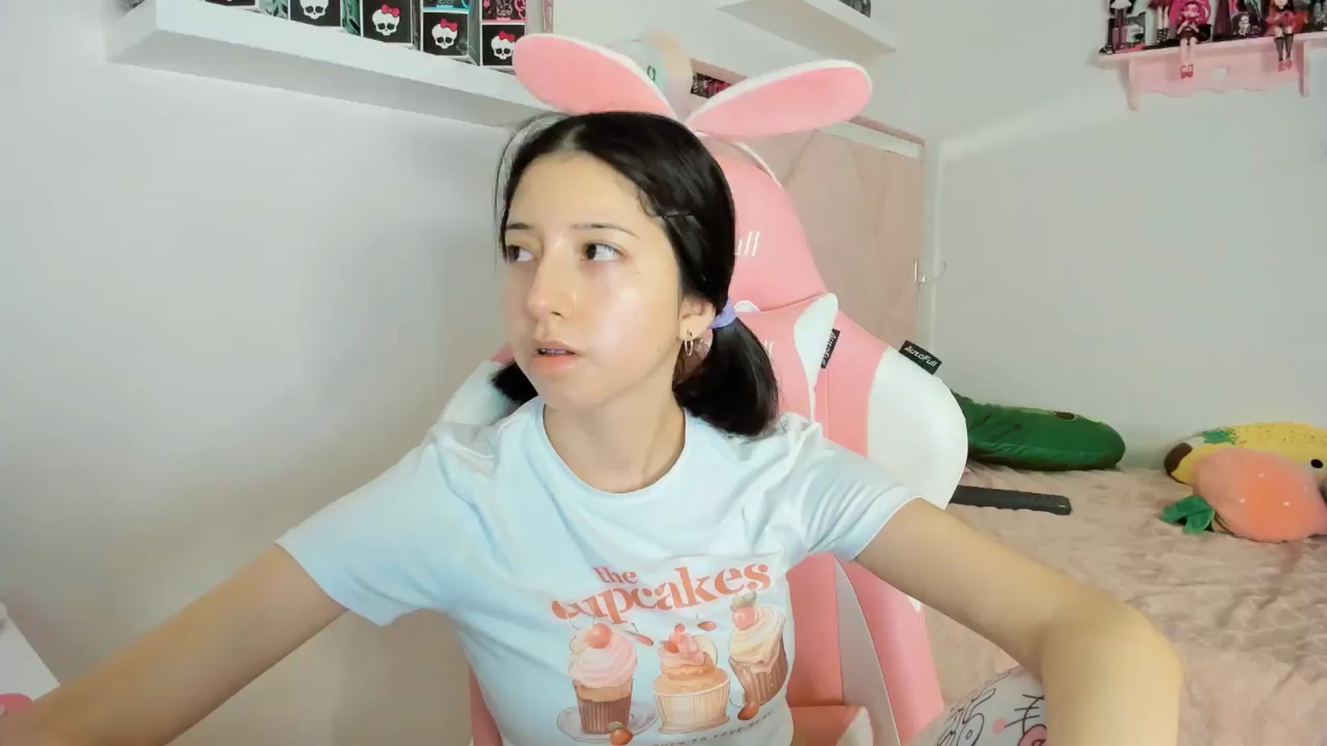 Gallery image thumbnail from Cherrycute666's myfreecams stream on, 11/10/2024, 07:11 image 1 of 20