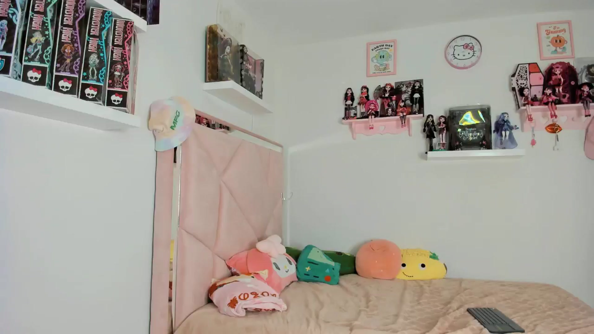 Gallery image thumbnail from Cherrycute666's myfreecams stream on, 11/10/2024, 09:09 image 17 of 20