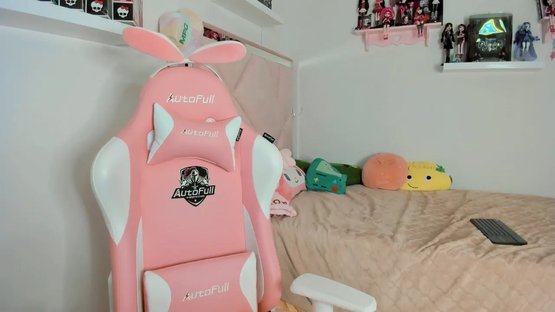 Gallery image thumbnail from Cherrycute666's myfreecams stream on, 11/10/2024, 11:54 image 3 of 20