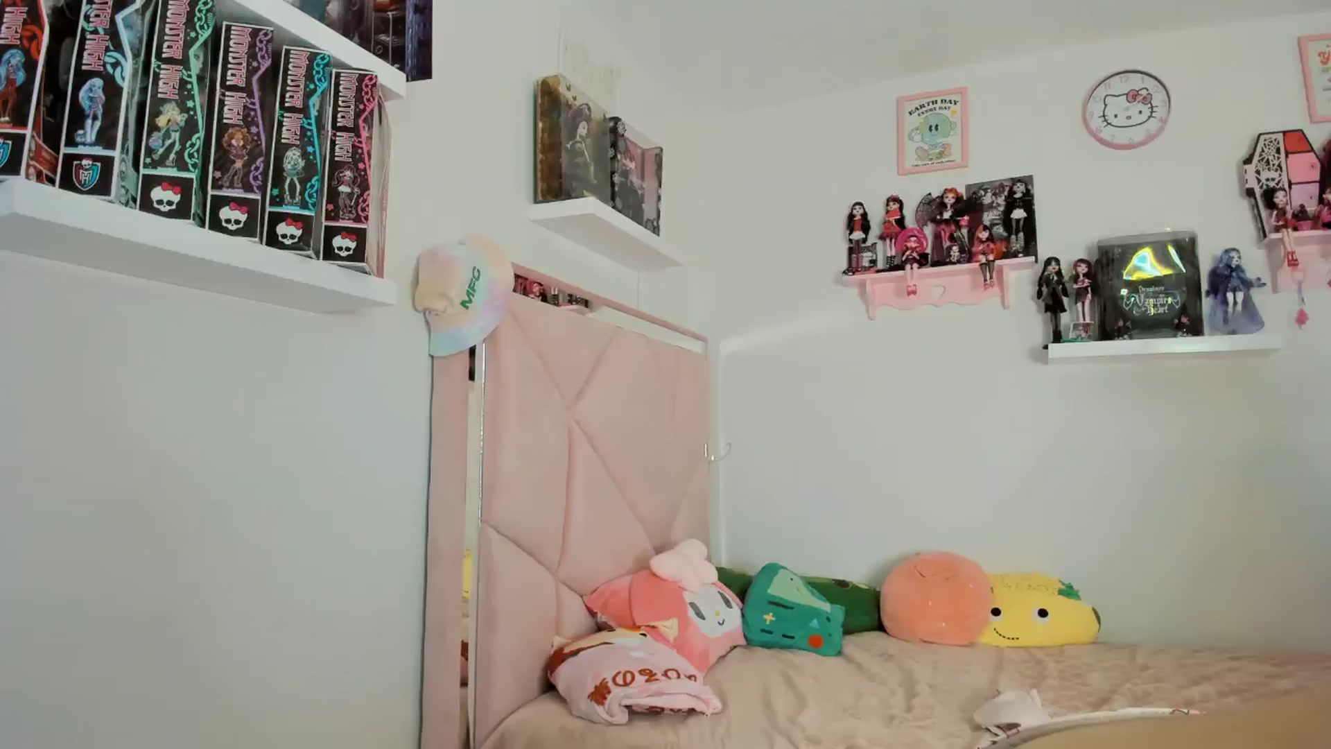 Gallery image thumbnail from Cherrycute666's myfreecams stream on, 11/10/2024, 11:54 image 1 of 20