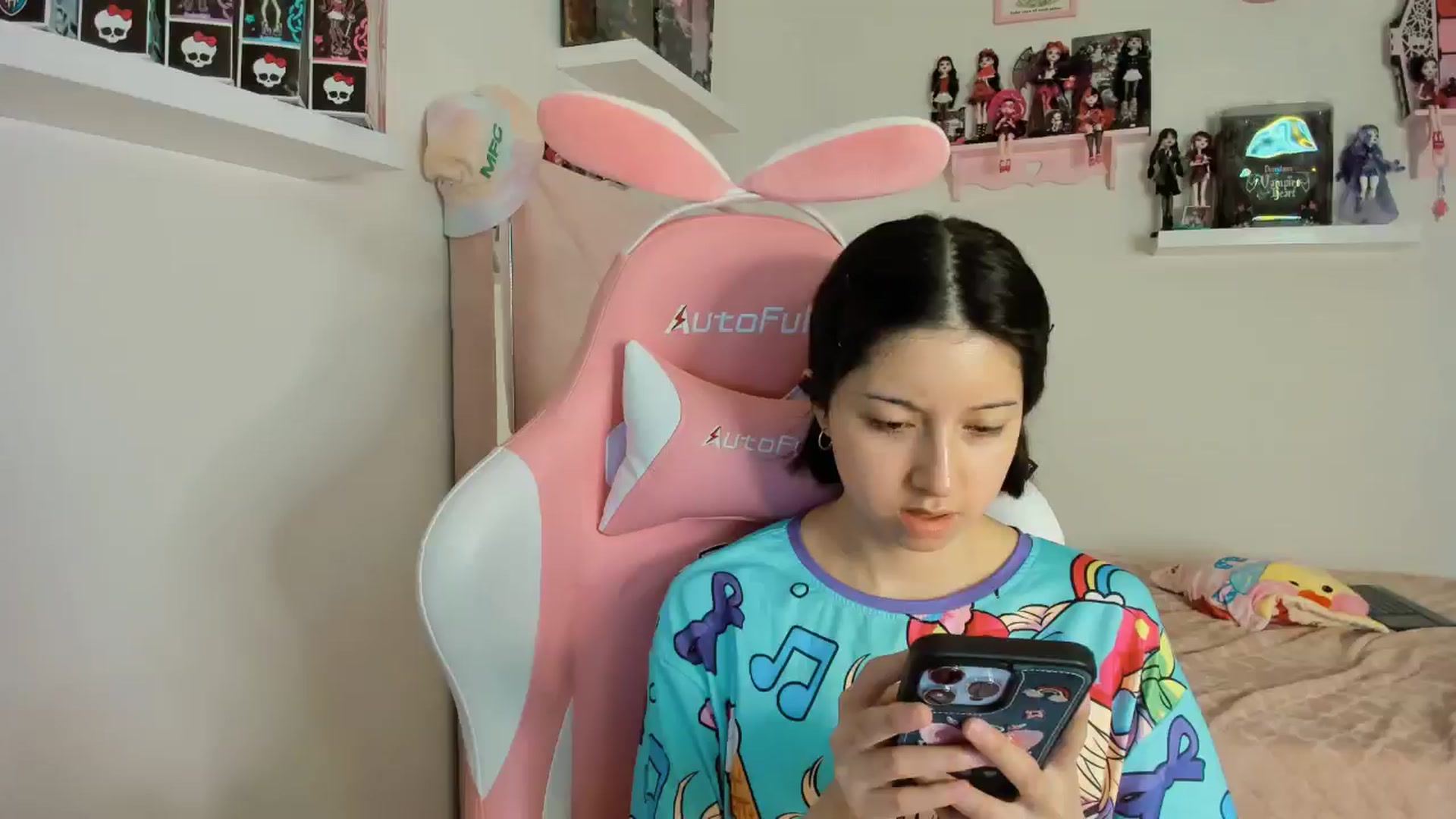 Gallery image thumbnail from Cherrycute666's myfreecams stream on, 11/11/2024, 02:10 image 15 of 20