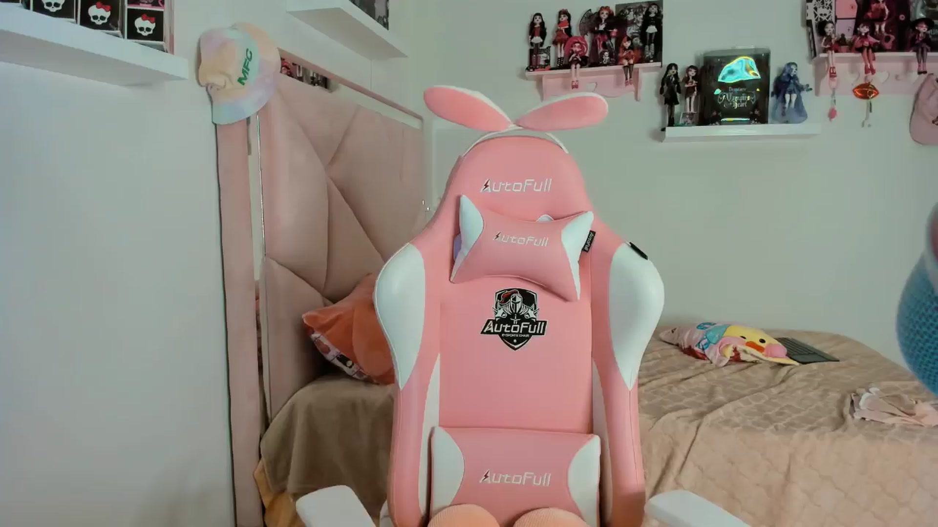 Gallery image thumbnail from Cherrycute666's myfreecams stream on, 11/11/2024, 07:34 image 1 of 20