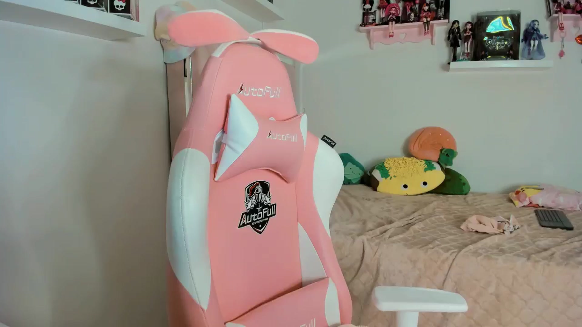 Gallery image thumbnail from Cherrycute666's myfreecams stream on, 11/11/2024, 10:38 image 17 of 20