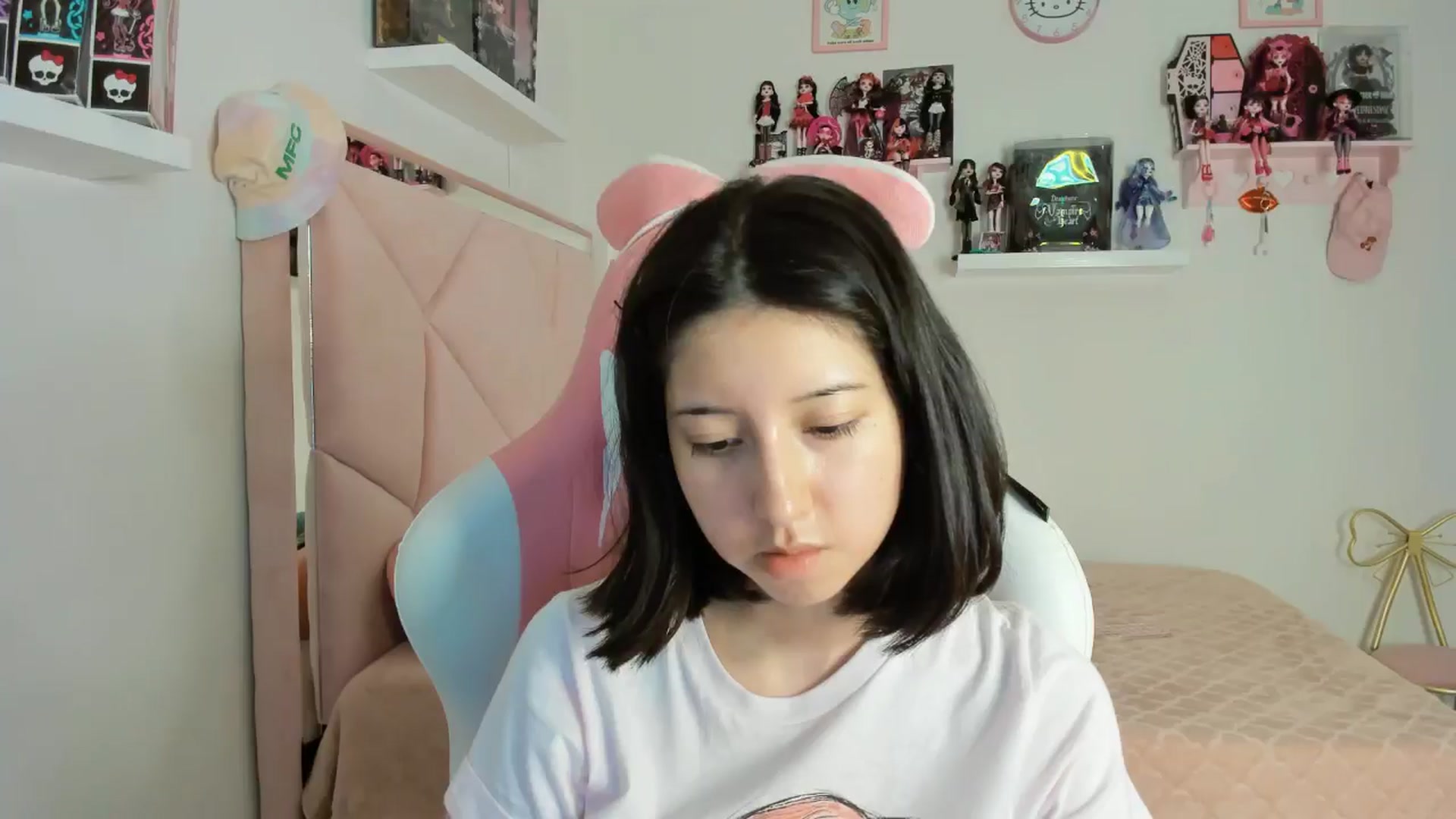 Gallery image thumbnail from Cherrycute666's myfreecams stream on, 11/12/2024, 03:43 image 8 of 20