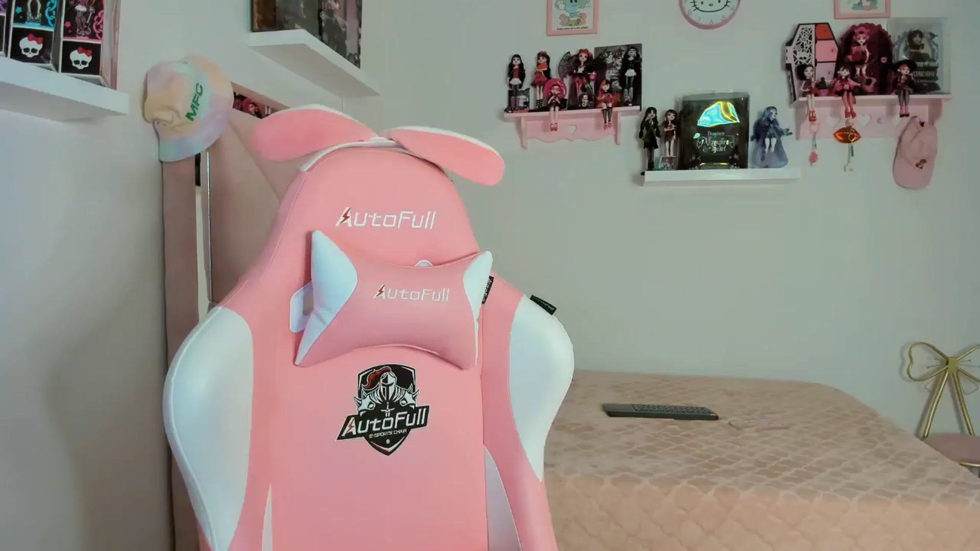 Gallery image thumbnail from Cherrycute666's myfreecams stream on, 11/12/2024, 03:43 image 9 of 20