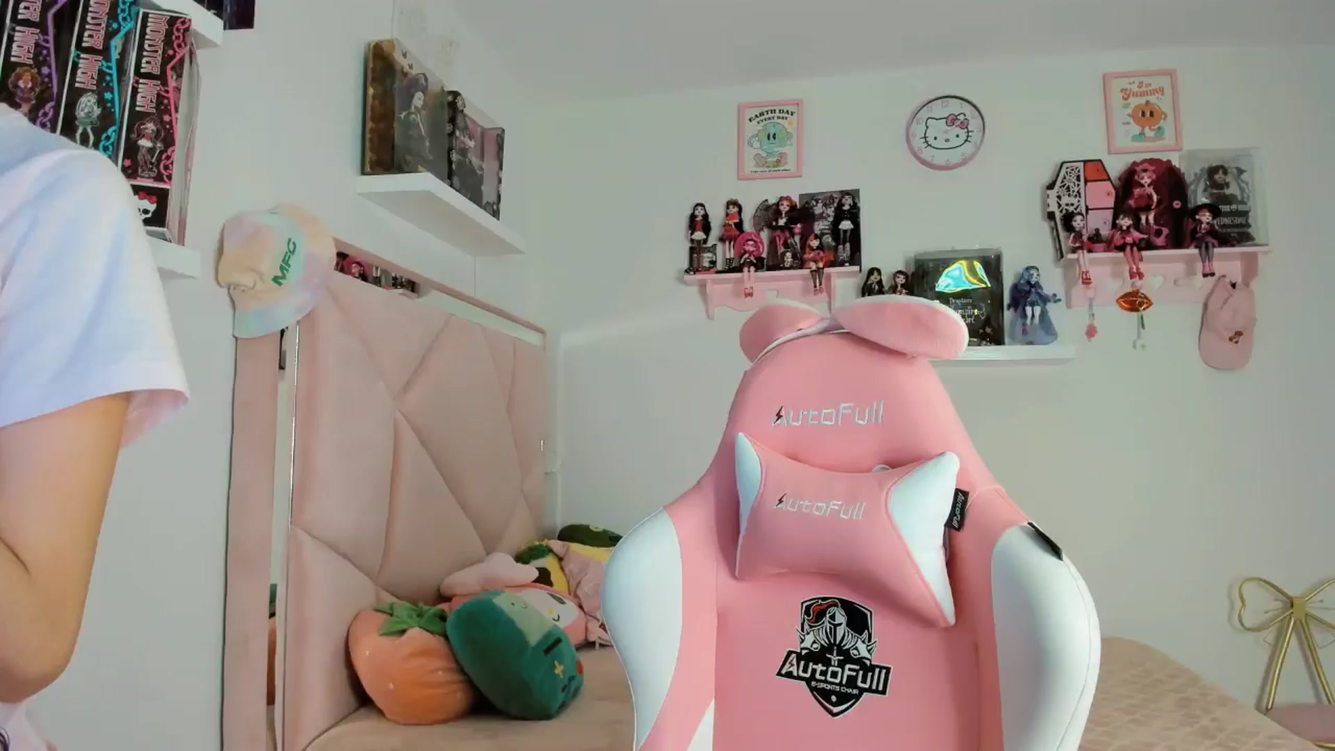 Gallery image thumbnail from Cherrycute666's myfreecams stream on, 11/12/2024, 03:43 image 7 of 20