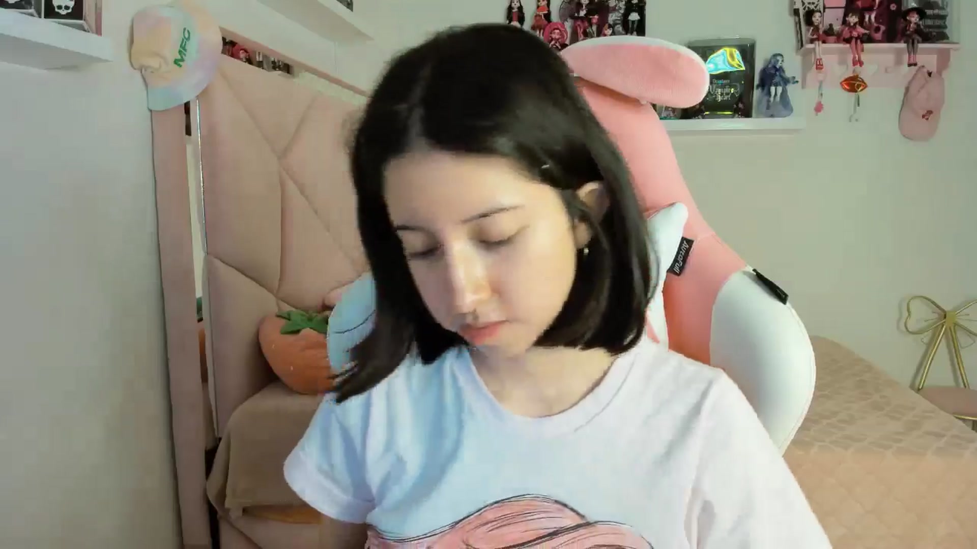 Gallery image thumbnail from Cherrycute666's myfreecams stream on, 11/12/2024, 03:43 image 6 of 20