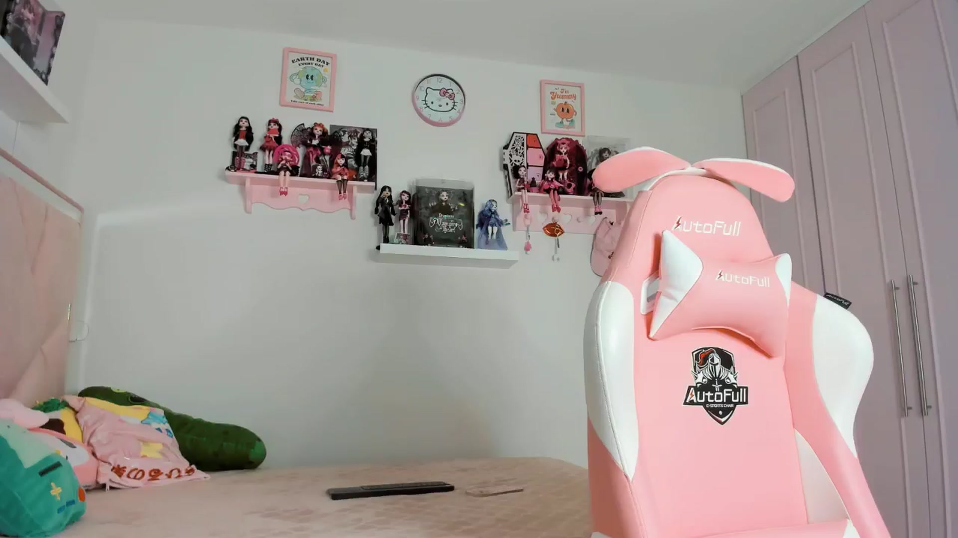 Gallery image thumbnail from Cherrycute666's myfreecams stream on, 11/12/2024, 03:43 image 17 of 20