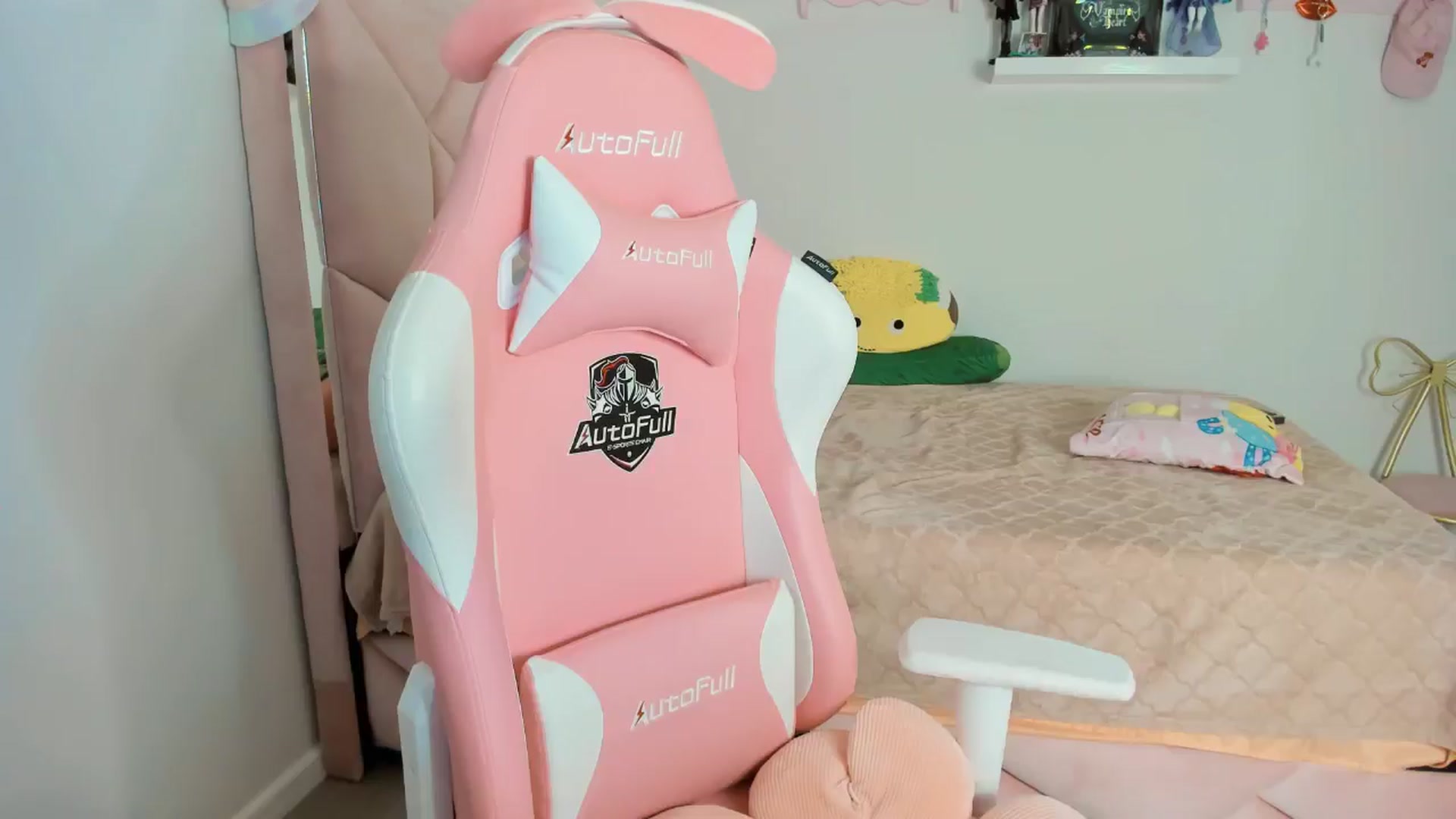 Gallery image thumbnail from Cherrycute666's myfreecams stream on, 11/12/2024, 06:16 image 1 of 20