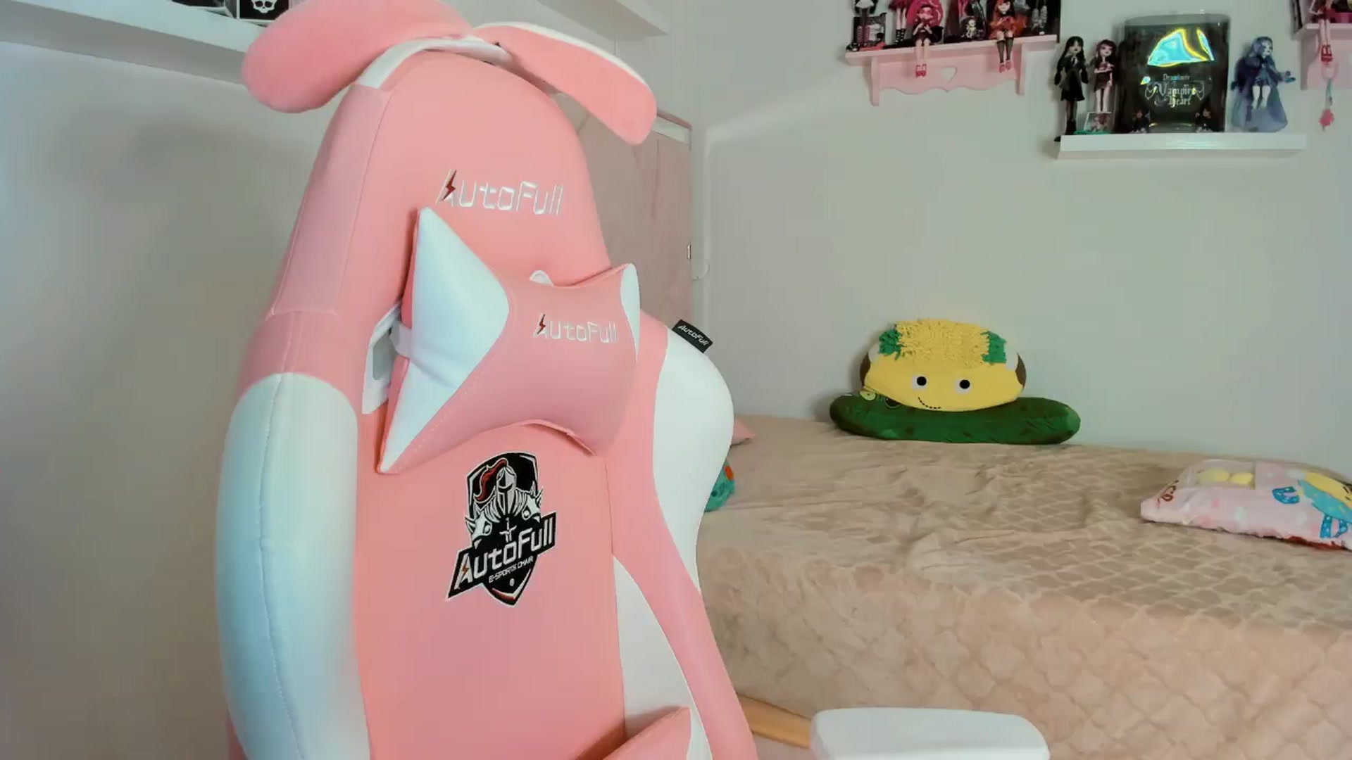 Gallery image thumbnail from Cherrycute666's myfreecams stream on, 11/12/2024, 06:16 image 13 of 20