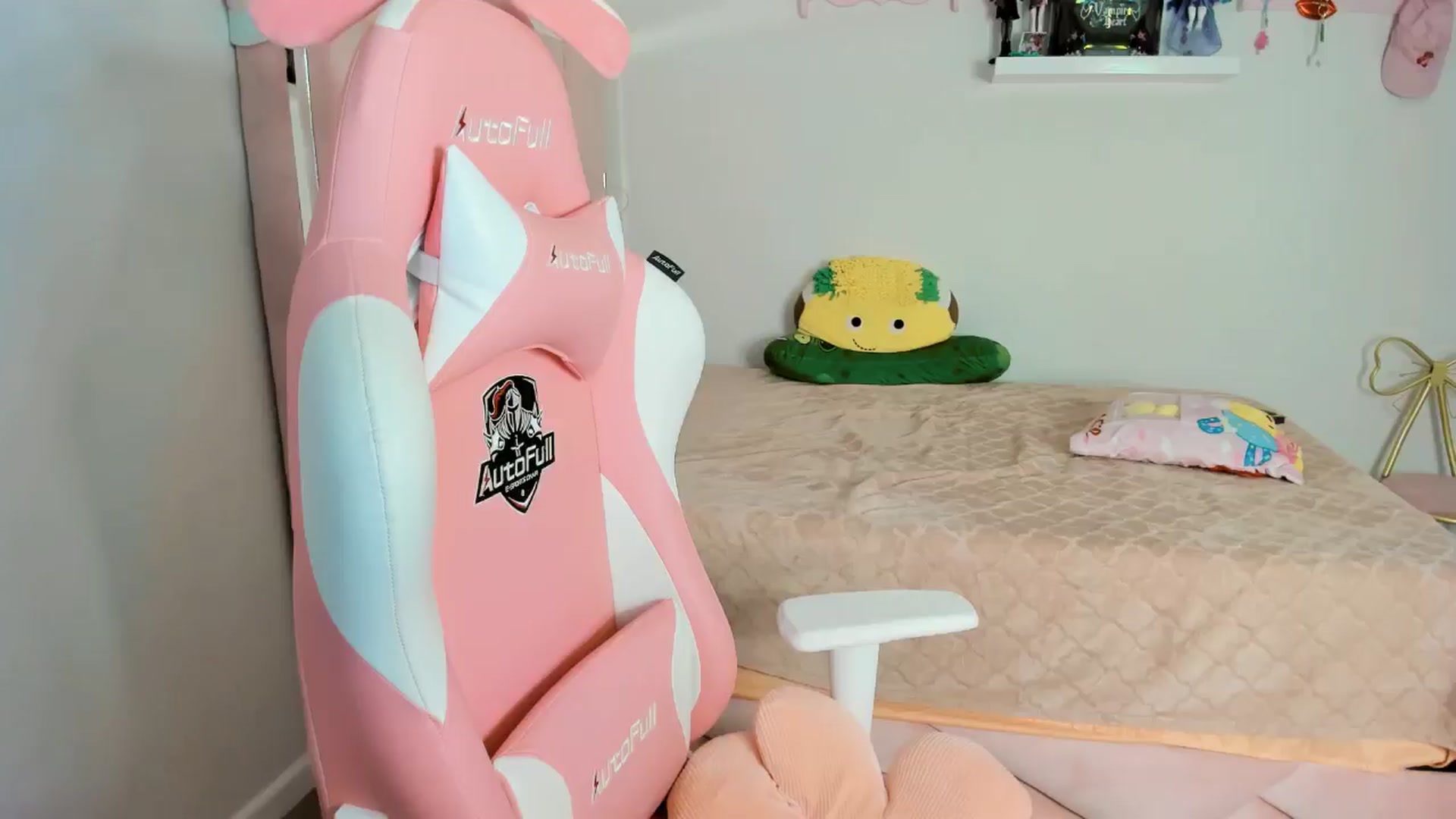 Gallery image thumbnail from Cherrycute666's myfreecams stream on, 11/12/2024, 06:16 image 2 of 20