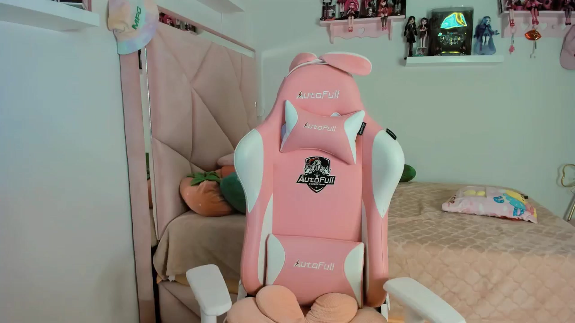 Gallery image thumbnail from Cherrycute666's myfreecams stream on, 11/12/2024, 07:02 image 9 of 20