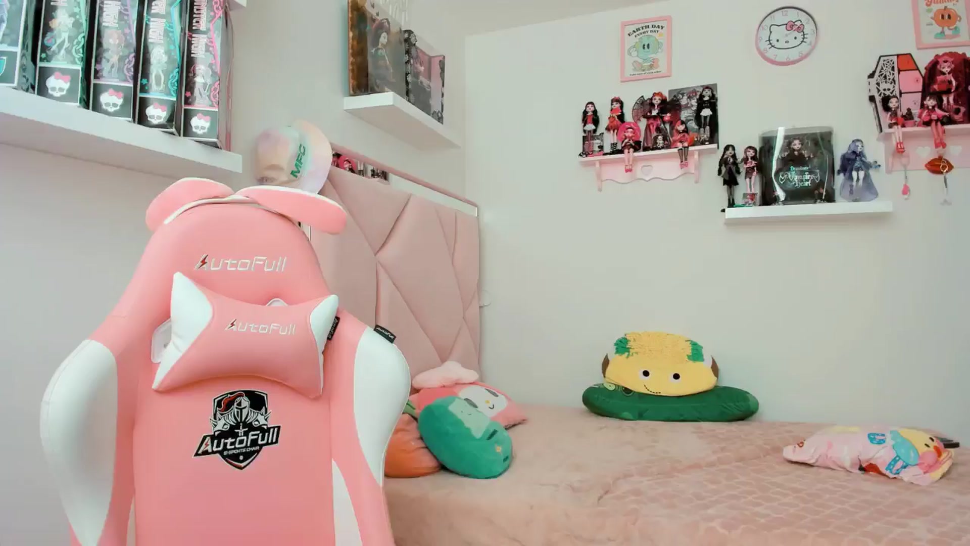 Gallery image thumbnail from Cherrycute666's myfreecams stream on, 11/12/2024, 20:41 image 19 of 20