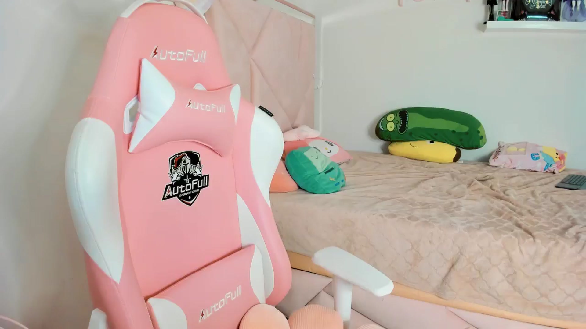 Gallery image thumbnail from Cherrycute666's myfreecams stream on, 11/13/2024, 09:27 image 14 of 20
