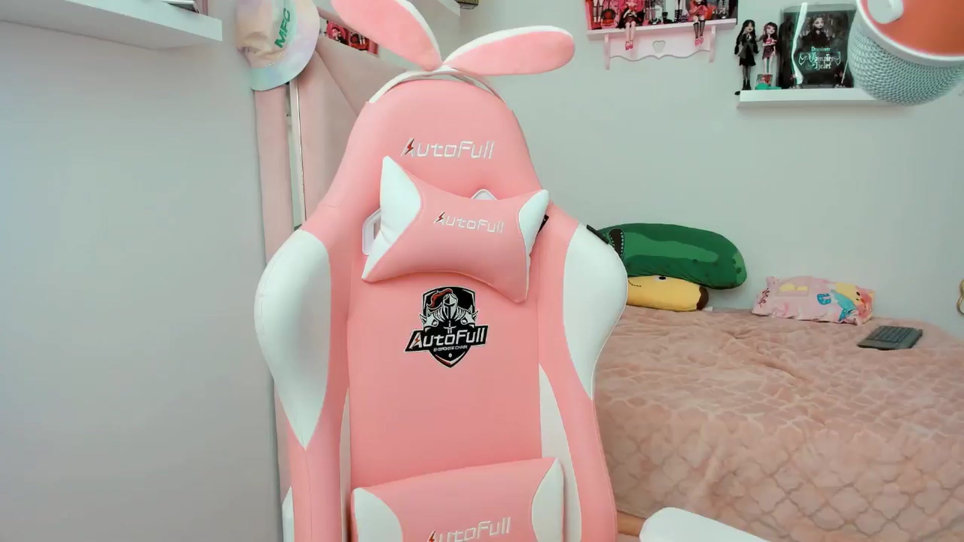 Gallery image thumbnail from Cherrycute666's myfreecams stream on, 11/13/2024, 21:12 image 6 of 20