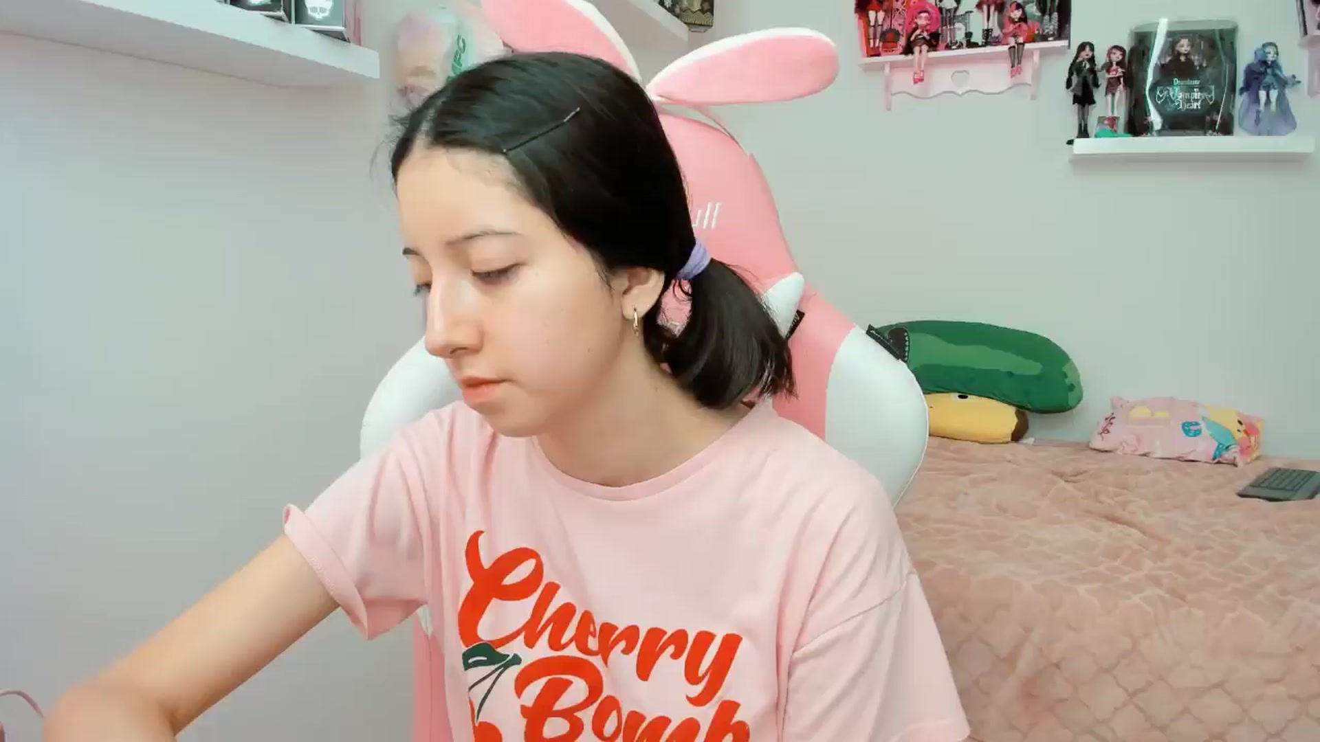 Gallery image thumbnail from Cherrycute666's myfreecams stream on, 11/13/2024, 21:12 image 18 of 20