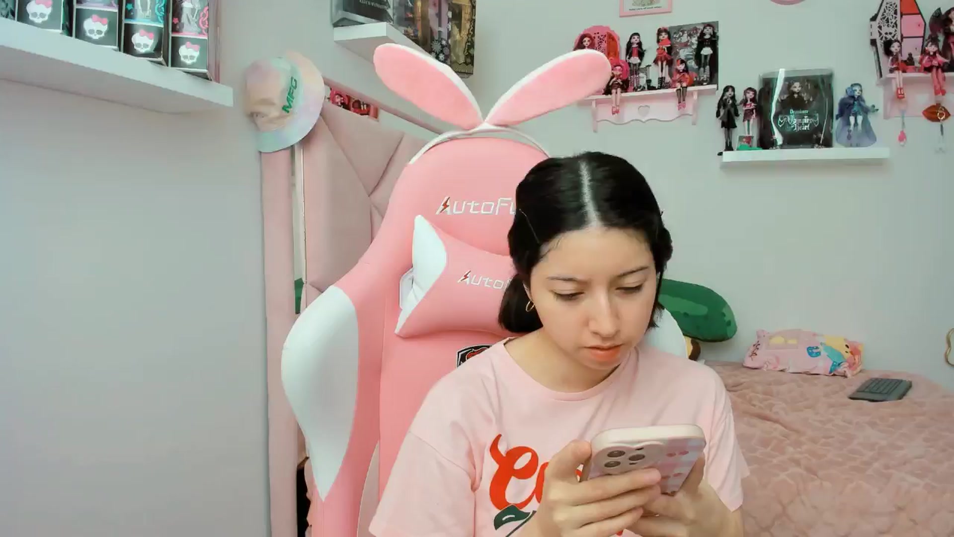 Gallery image thumbnail from Cherrycute666's myfreecams stream on, 11/13/2024, 21:12 image 4 of 20