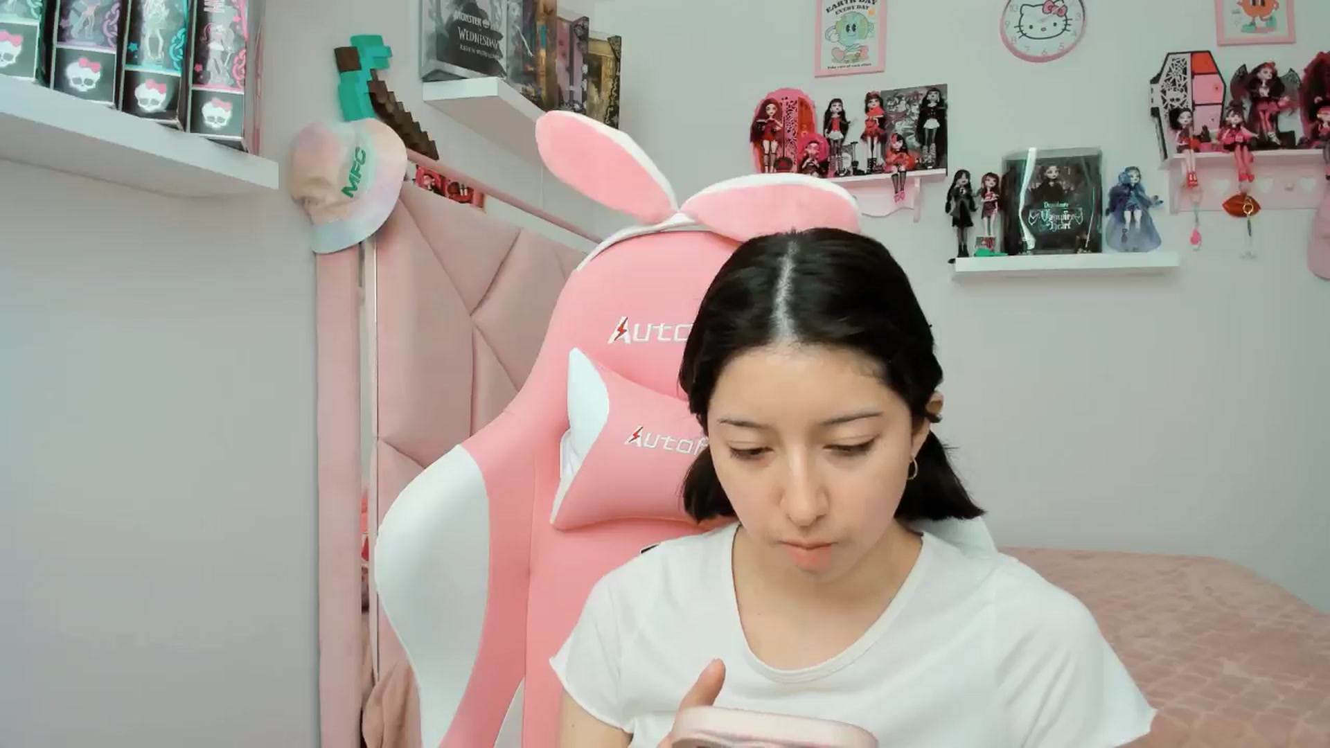 Gallery image thumbnail from Cherrycute666's myfreecams stream on, 11/14/2024, 20:24 image 14 of 20
