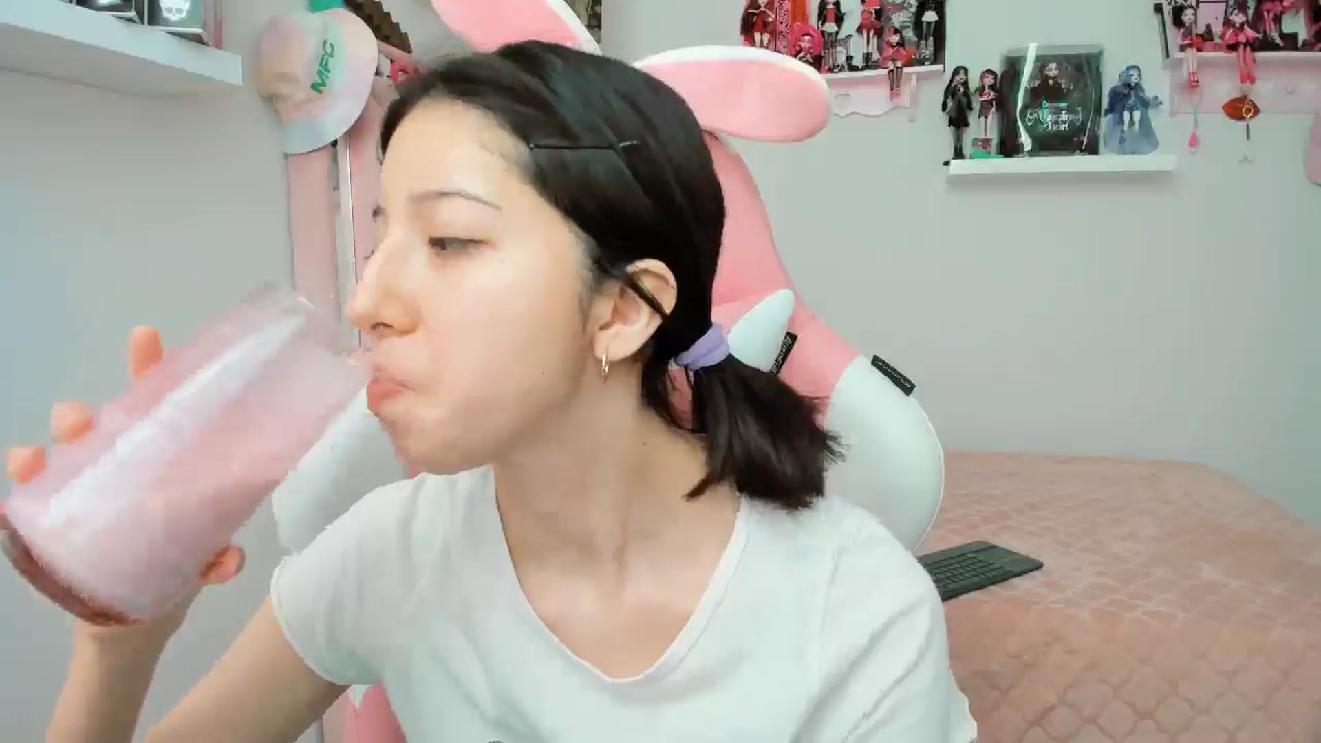 Gallery image thumbnail from Cherrycute666's myfreecams stream on, 11/14/2024, 20:24 image 16 of 20