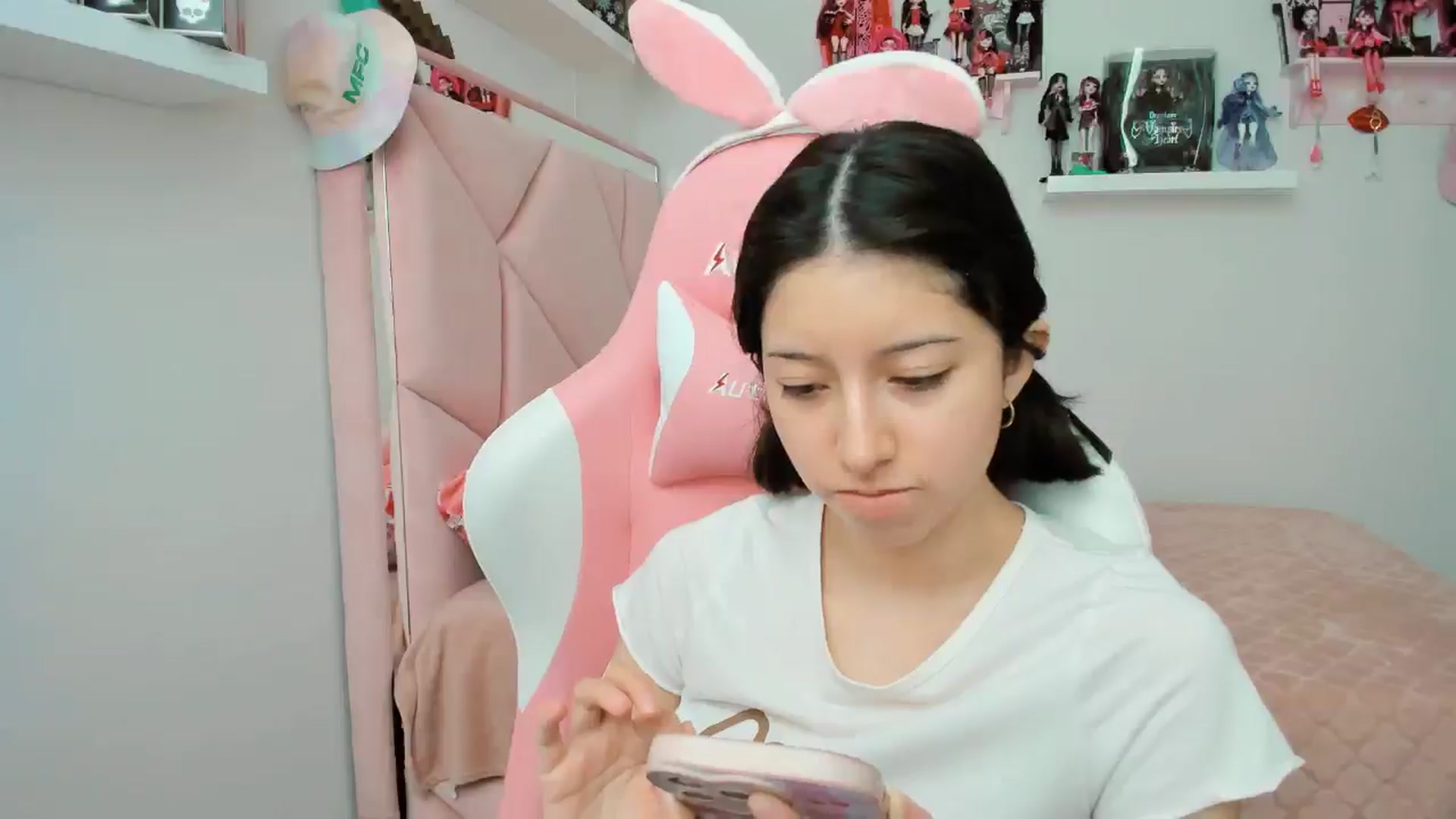 Gallery image thumbnail from Cherrycute666's myfreecams stream on, 11/14/2024, 20:24 image 15 of 20