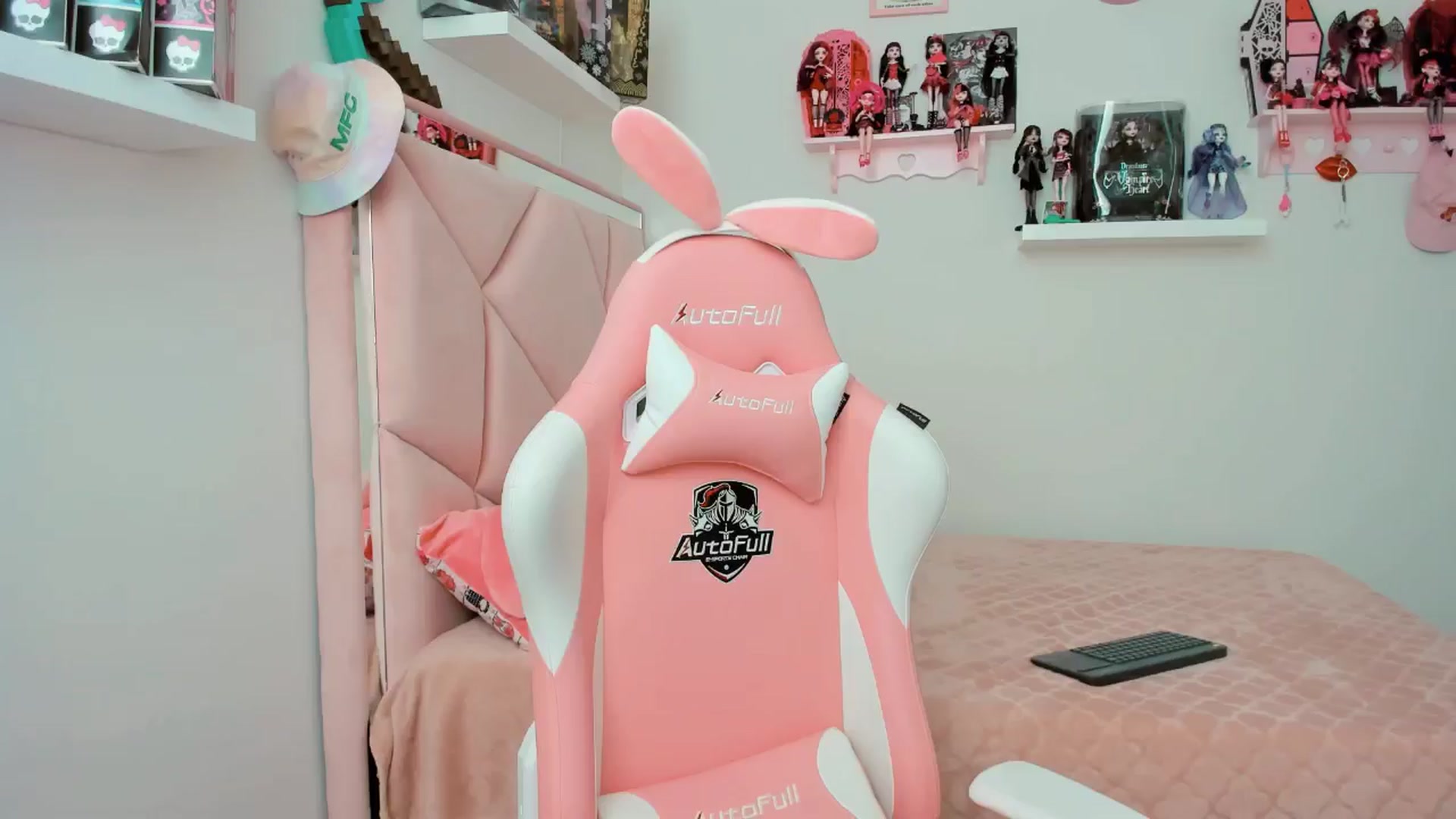 Gallery image thumbnail from Cherrycute666's myfreecams stream on, 11/14/2024, 20:24 image 3 of 20