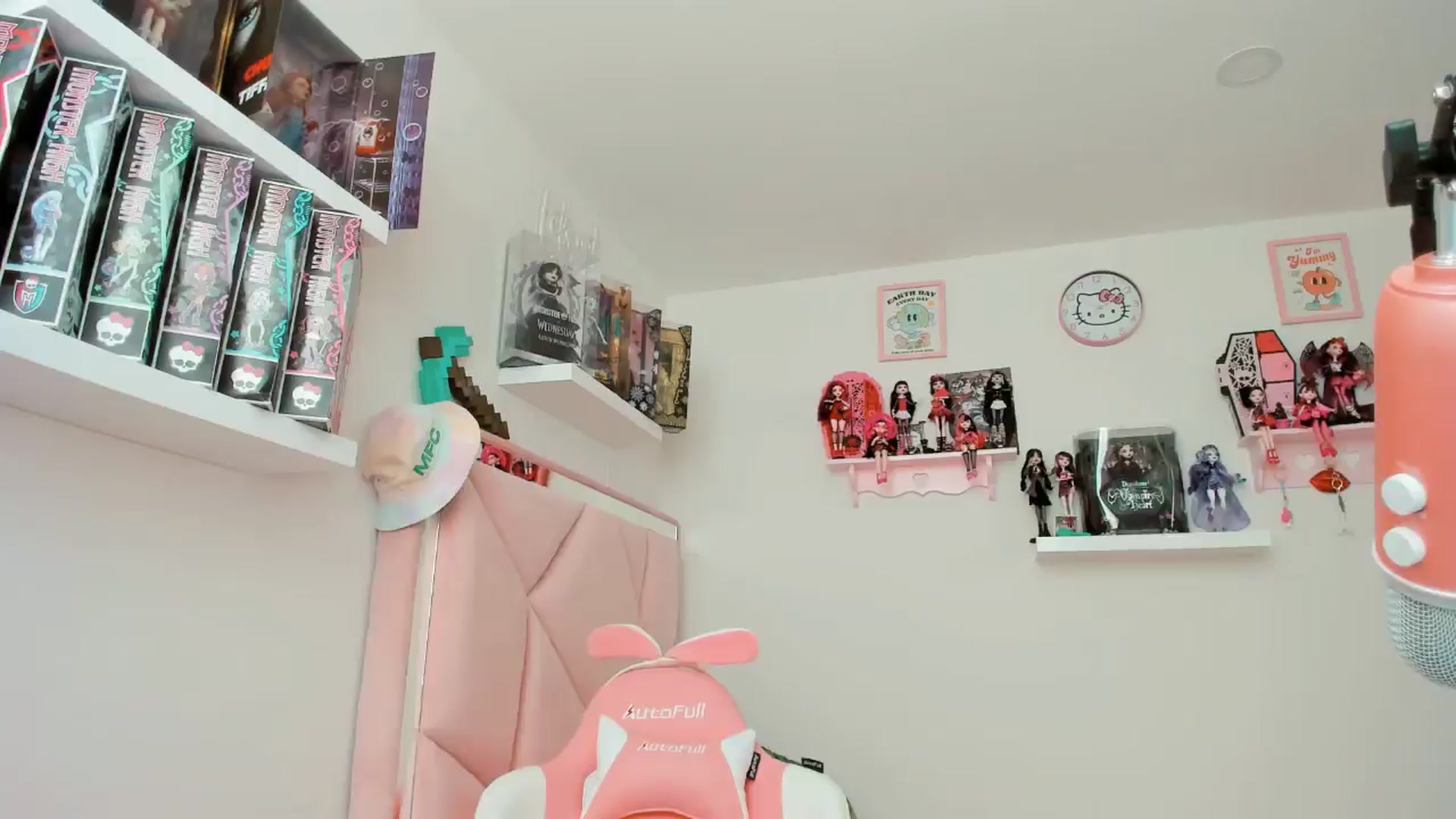 Gallery image thumbnail from Cherrycute666's myfreecams stream on, 11/14/2024, 22:38 image 7 of 20