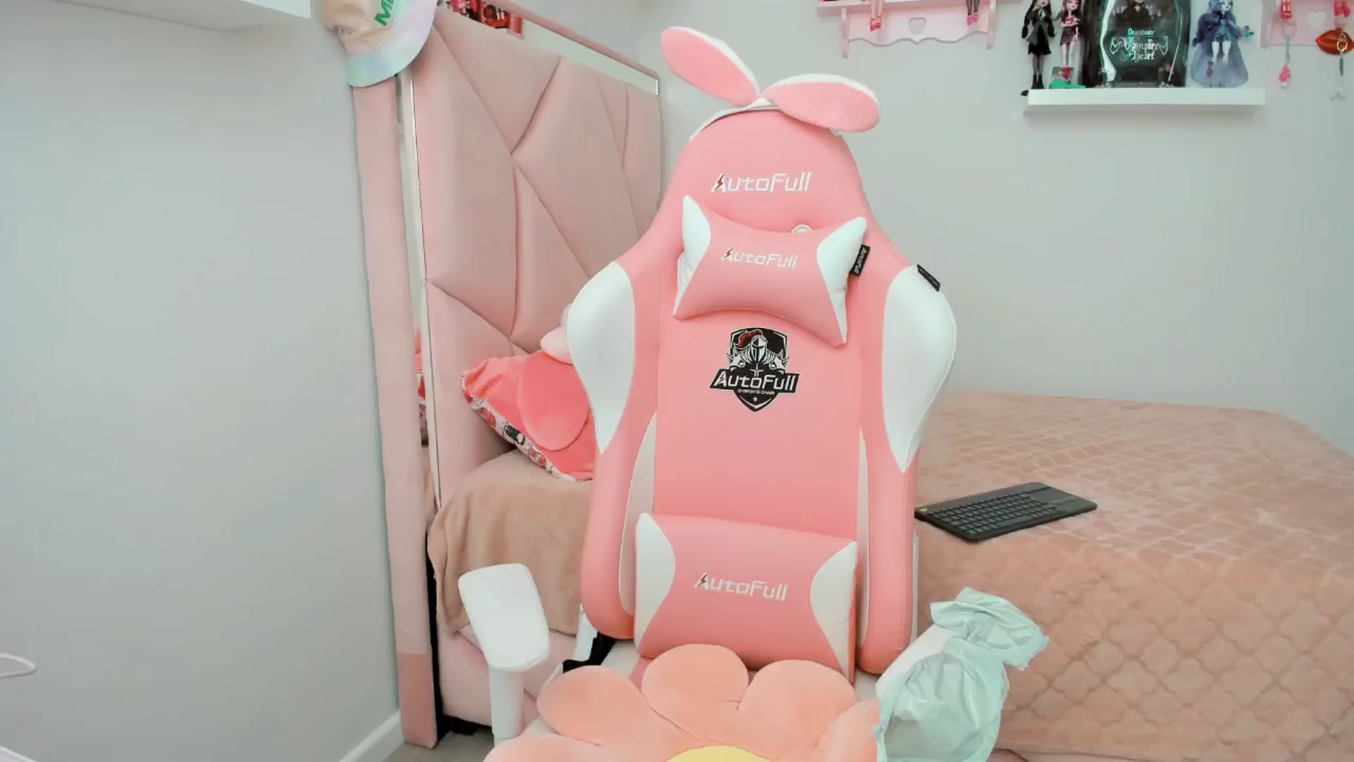 Gallery image thumbnail from Cherrycute666's myfreecams stream on, 11/14/2024, 22:38 image 13 of 20