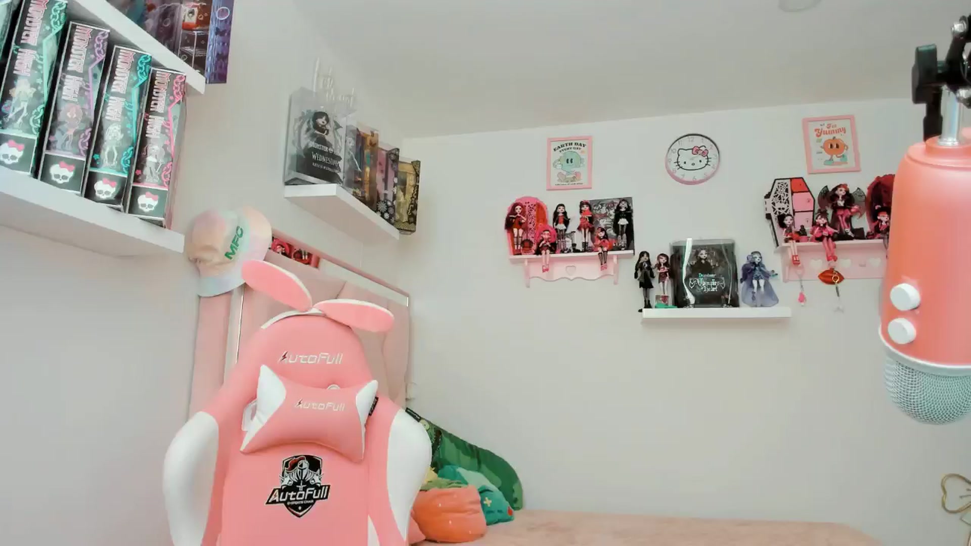 Gallery image thumbnail from Cherrycute666's myfreecams stream on, 11/14/2024, 22:38 image 15 of 20