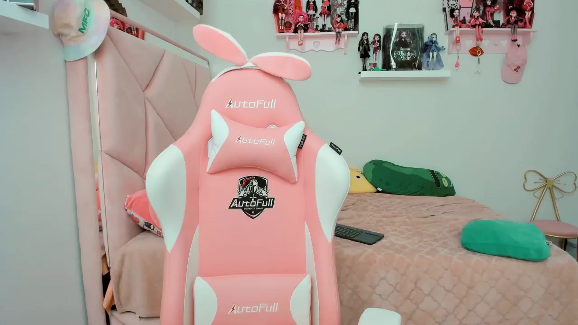 Gallery image thumbnail from Cherrycute666's myfreecams stream on, 11/18/2024, 21:19 image 11 of 20