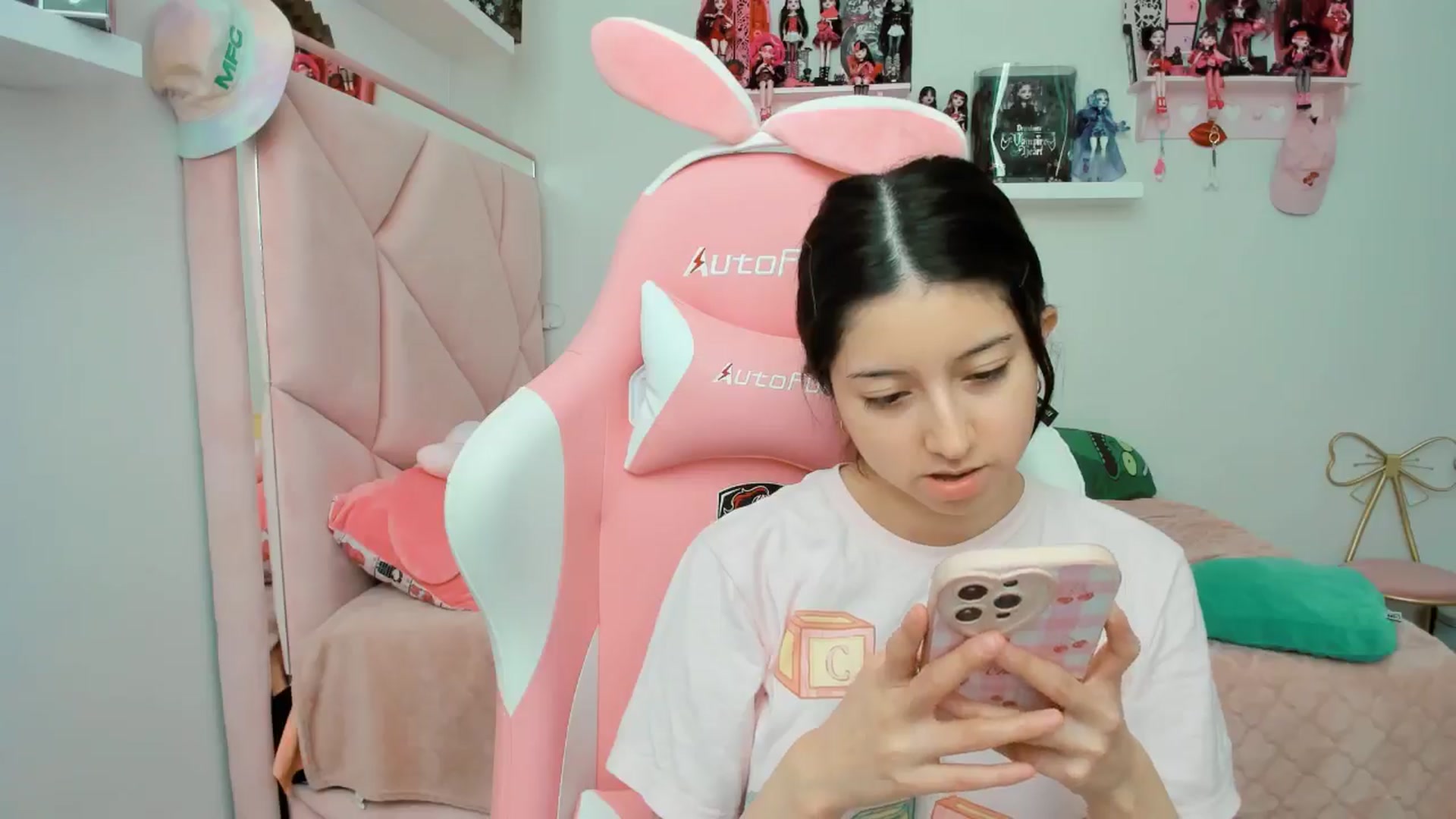 Gallery image thumbnail from Cherrycute666's myfreecams stream on, 11/18/2024, 21:19 image 3 of 20