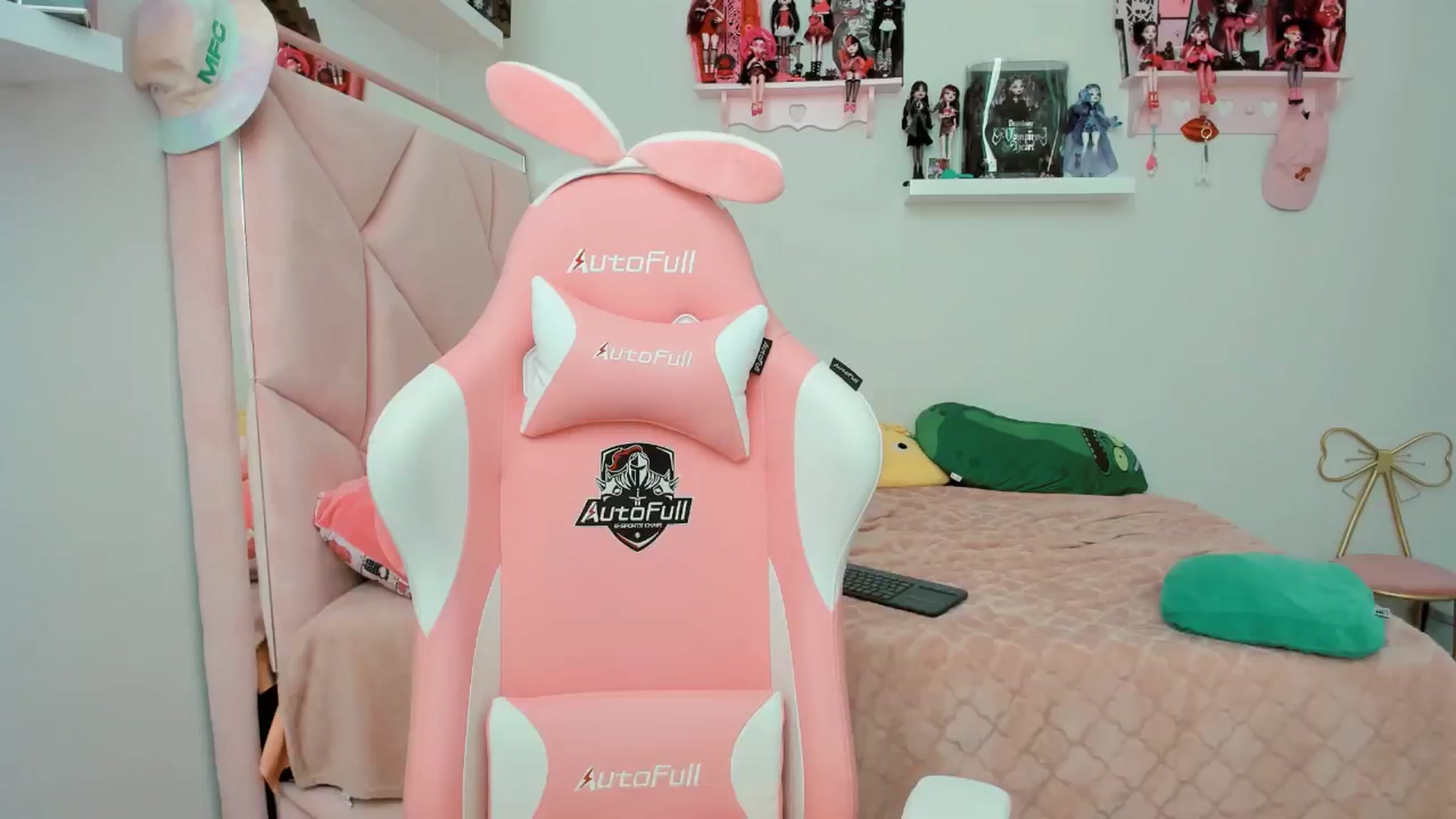 Gallery image thumbnail from Cherrycute666's myfreecams stream on, 11/18/2024, 21:19 image 10 of 20
